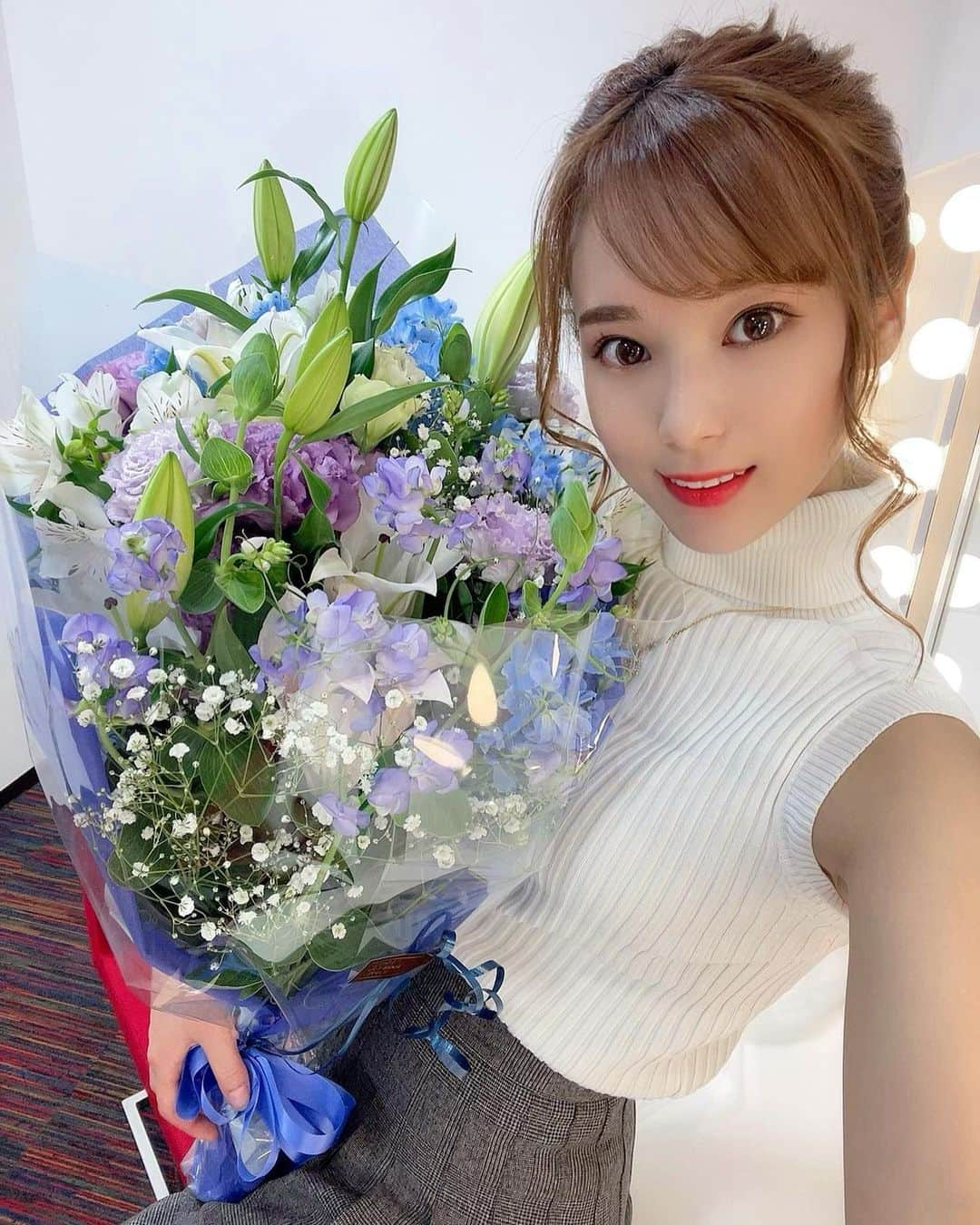 西原愛夏さんのインスタグラム写真 - (西原愛夏Instagram)「舞台を観に来てくださったスタッフさんからお花頂きました🥲✨💙 大好きな青｡ﾟ(ﾟ＾ω＾ﾟ)ﾟ｡💙嬉しすぎました🥲✨  ✧*̣̩⋆̩☽⋆ーーー最新告知ーーーーーーーーーー✧*̣̩⋆̩☽⋆゜  🔻AbemaTV ミッドナイト競輪 出演中  🔻5月新番組🥳 【ヨガから始まる美女の休日】1~3話 出演❗  ↓↓↓視聴方法↓↓↓ ひかりTV ･ J:COM ･ ケーブルテレビ ･ スカパー! プレミアムサービス ･スカパー! プレミアムサービス光 dTVチャンネル ･ Amazon Prime Video ･ チャンネル スカパー! オンデマンド  🔻6月4日 順次劇場公開 映画｢グレーゾーン｣ 黒崎一葉役    ✨小学館 ｢月刊＋｣電子写真集 発売中 ✨1~4th DVD 発売中 ✨エレアリーナイトブラ モデル 発売中 ✨LINEスタンプ『歯科衛生士アイドル西原愛夏』発売中  ✧*̣̩⋆̩☽⋆ーーーーーーーーーーーーー✧*̣̩⋆̩☽⋆゜  👑西原愛夏 ブランド『M collection』販売中❀ アカウント(@m.collection2020 )  🎦YouTube 『まなかチャンネル』で検索🔎  Twitter🕊 manakanishihara で検索  ✧*̣̩⋆̩☽⋆ーーーーーーーーーーーーー✧*̣̩⋆̩☽⋆゜  ･ #西原愛夏#歯科衛生士#現役歯科衛生士#歯科衛生士タレント #歯科#白衣#タレント#グラビア#アイドル#女優#コスプレ #Cosplay#talent#model#idol#Japanese#japanesegirl#dentalhygienist #탤런트#아이돌 #치과위생사 #치과 #日本女星#天赋#偶像」3月28日 12時32分 - manakanishihara