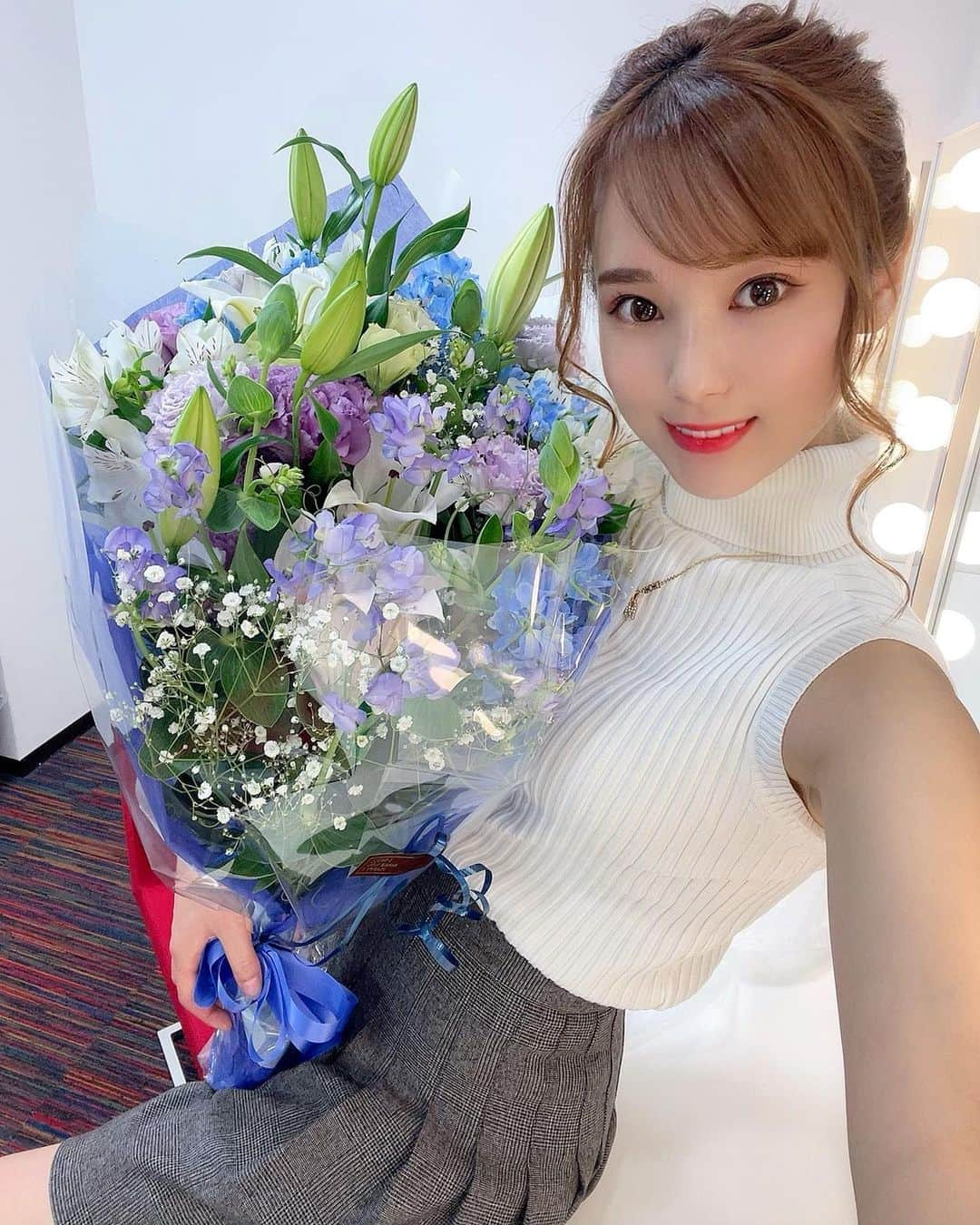 西原愛夏さんのインスタグラム写真 - (西原愛夏Instagram)「舞台を観に来てくださったスタッフさんからお花頂きました🥲✨💙 大好きな青｡ﾟ(ﾟ＾ω＾ﾟ)ﾟ｡💙嬉しすぎました🥲✨  ✧*̣̩⋆̩☽⋆ーーー最新告知ーーーーーーーーーー✧*̣̩⋆̩☽⋆゜  🔻AbemaTV ミッドナイト競輪 出演中  🔻5月新番組🥳 【ヨガから始まる美女の休日】1~3話 出演❗  ↓↓↓視聴方法↓↓↓ ひかりTV ･ J:COM ･ ケーブルテレビ ･ スカパー! プレミアムサービス ･スカパー! プレミアムサービス光 dTVチャンネル ･ Amazon Prime Video ･ チャンネル スカパー! オンデマンド  🔻6月4日 順次劇場公開 映画｢グレーゾーン｣ 黒崎一葉役    ✨小学館 ｢月刊＋｣電子写真集 発売中 ✨1~4th DVD 発売中 ✨エレアリーナイトブラ モデル 発売中 ✨LINEスタンプ『歯科衛生士アイドル西原愛夏』発売中  ✧*̣̩⋆̩☽⋆ーーーーーーーーーーーーー✧*̣̩⋆̩☽⋆゜  👑西原愛夏 ブランド『M collection』販売中❀ アカウント(@m.collection2020 )  🎦YouTube 『まなかチャンネル』で検索🔎  Twitter🕊 manakanishihara で検索  ✧*̣̩⋆̩☽⋆ーーーーーーーーーーーーー✧*̣̩⋆̩☽⋆゜  ･ #西原愛夏#歯科衛生士#現役歯科衛生士#歯科衛生士タレント #歯科#白衣#タレント#グラビア#アイドル#女優#コスプレ #Cosplay#talent#model#idol#Japanese#japanesegirl#dentalhygienist #탤런트#아이돌 #치과위생사 #치과 #日本女星#天赋#偶像」3月28日 12時32分 - manakanishihara