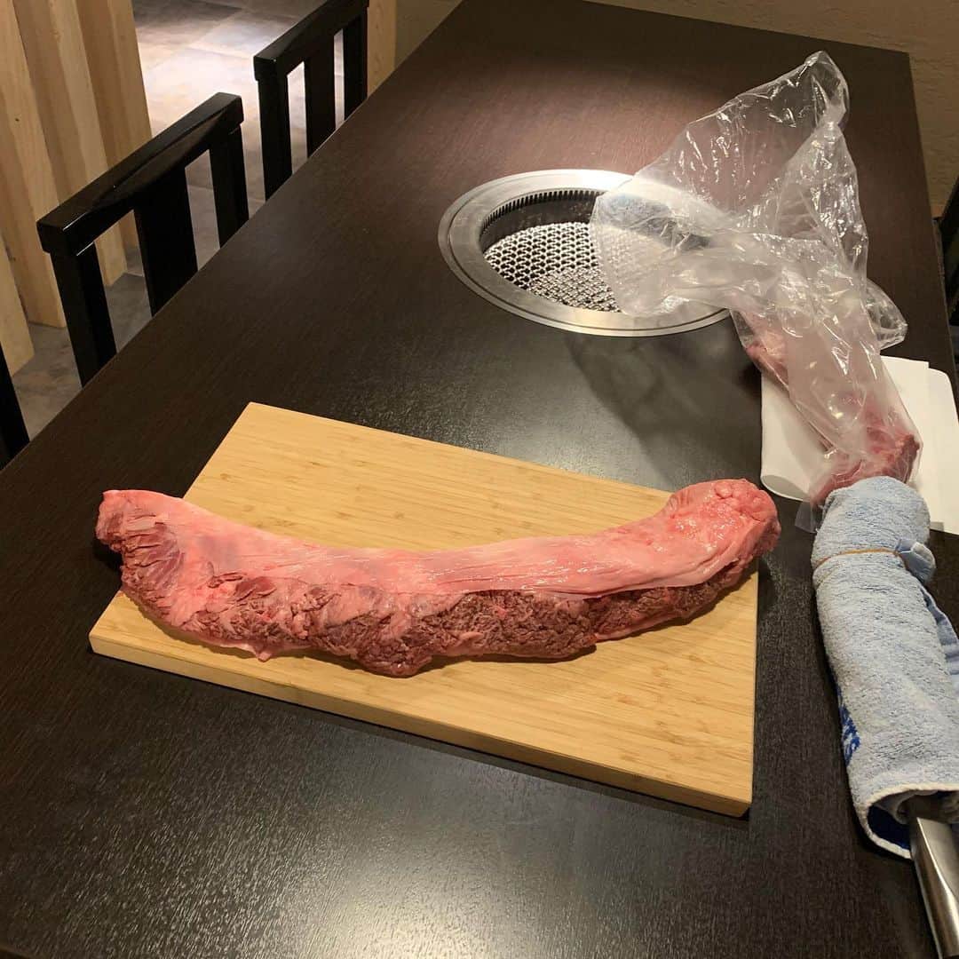 忍成修吾のインスタグラム：「ハラミを厚さや切り方を変えて食す会に参加させて頂きました🍖 いや~、美味しかった😁 順目と逆目で比べましたが、自分は順目のカットの方が好みでした。そしてレバーも凄い迫力でした‼️通常のお肉も安定の美味しさでした~☺️肉巻きユッケも大好き‼️ いつも美味しい会を開催してくれて有難うございますm(_ _)m」