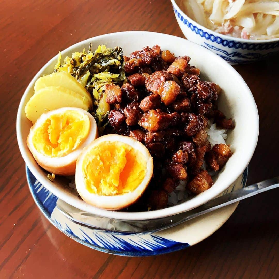 志摩有子さんのインスタグラム写真 - (志摩有子Instagram)「旦那さんのリクエストで魯肉飯。エシャロットをカリカリになるまでじっくり炒めて刻んだ豚バラと合わせて。スープは冷蔵庫に眠っていた発酵白菜としゃぶしゃぶ用の豚バラ、春雨。ちょっと台湾風なランチ。  #魯肉飯 #ルーローハン #ルーロー飯 #発酵白菜」3月28日 13時02分 - ariko418