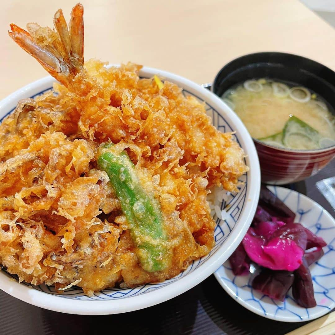 南條早紀さんのインスタグラム写真 - (南條早紀Instagram)「どーーーん！天丼🍤  日曜、いかがお過ごしですか？ わたしは変な夢をみて目覚める朝でした😂  さて、写真は先日用事があって、 ファボーレに出かけたとき食べた 金子半之助さんの天丼🥰  天ぷらっておうちで揚げるのは ハードルが高いし、 なにより揚げたてはたまりませんねぇ🤤  ごま油が香る天ぷらと甘辛いタレが 食欲をそそります…❤️  たまごの天ぷらを割ったら キミがとろりと溶け出して、 ご飯によく絡んでこれまた最高でした🌸  美味しかったです…🤤❤️  #富山県 #富山市 #富山 #富山グルメ #富山ランチ #金子半之助 #天丼 #がっつり #がっつりランチ #揚げたて #天ぷら #最高  #天麩羅 #和食 #和食ランチ #ランチ #ファボーレ #ファボーレ富山 #フードコート #ひとりランチ #黙食 #味わいました #🍤 #飯テロ #飯テログラム #食べるの大好き #アナウンサー #南條早紀 #なんじょうのにちじょう #❤️」3月28日 13時02分 - nanjo_saki