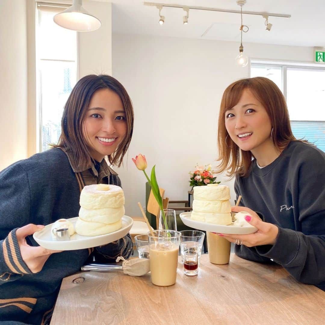 小松彩夏さんのインスタグラム写真 - (小松彩夏Instagram)「昨日は綾女のお姉ちゃんが本日3/28にオープンしたパンケーキ屋さん【AIMU】 @aimu_tokyo に綾女と一瞬に一足早くお邪魔してきました🥞✨﻿ ﻿ 久しぶりに綾女の美人姉妹に会えました❣️﻿ 本当に美人姉妹すぎていつも惚れ惚れする...😍﻿ ﻿ フワフワのパンケーキで口に﻿ 入れた瞬間フワッと溶けていくの‼️✨﻿ ﻿ フワフワ動画で伝わるかなぁ😂？﻿ ﻿ 新食感に感動❣️❣️❣️﻿ ﻿ 歯がいらないくらい🦷🤣🤣🤣笑﻿ ﻿ ナチュラル素材でベーキングパウダーも﻿ 使ってないと聞いてビックリ😲‼️﻿ ﻿ すごいこだわりを感じました😌🌸﻿ ﻿ 店内もお洒落な雰囲気で、なんだか居るだけでホッとするそんな空間でした...❤️﻿ ﻿ 美味しすぎたのでまた食べにいこっと😋🥞﻿ ﻿ 綾女とも久しぶりにゆっくり話せてよかった💕﻿ ﻿ #パンケーキ #パンケーキ屋さん #高円寺 #カフェ #お茶 #デート #カフェ好き #パンケーキ好き #フワフワ #プルプル」3月28日 13時07分 - official_ayaka_502