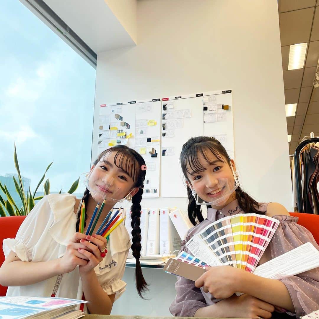 ニコ☆プチのインスタグラム：「. 今日は社会科見学で ファッションデザイナーのお仕事を 体験しにきていまーす🌟  インスタライブ見てくれたみんな ありがとう〜💗 #さなんにゃ の二人は 初めてのライブだったから ドッキドキしていたようです😜  みんなからもらった意見を参考に かわいいルームウエアを作るべく さなんにゃ頑張るぞっ💪🔥  #星乃あんな #あんにゃ #石原咲奈 #さなんにゃ #ニコプチ #プチモ」