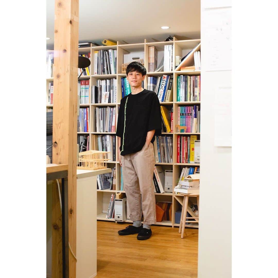 ミントデザインズさんのインスタグラム写真 - (ミントデザインズInstagram)「2021 AW Men’s Collection / ”Happy People” by mintdesigns. . 「建築家 / 東京, Architect / Tokyo」 . . シャツを中心とした2021年秋冬メンズカプセルコレクション。 デザイナーが着て貰いたいと思う様々なジャンルの方々に仕事場、店舗、アトリエなどご自身の身近な場所やその人を表す空間で撮影しました。 . “Happy People”とは 「衣服のデザインとは、街の景観の一部をデザインすることにも繋がるのでは？」との考えから2013年金沢21世紀美術館の個展よりスタートしたアートプロジェクト“ です。 人々がそれぞれの日常空間において、どのようにミントデザインズの衣服と出会い、風景に溶け込むか。 人と空間、そして身に纏う衣服との関係性を探り、どのようにデザインが日常空間に入り込むかを探ります。  . Photo: Kentaro Oshio . #mintdesigns #ミントデザインズ #happypeople #ハッピーピープル #art #artproject #アート #アートプロジェクト #ポートレート #portrait  #ファッションデザイン #東京 #tokyo」3月28日 23時57分 - mintdesigns_studio