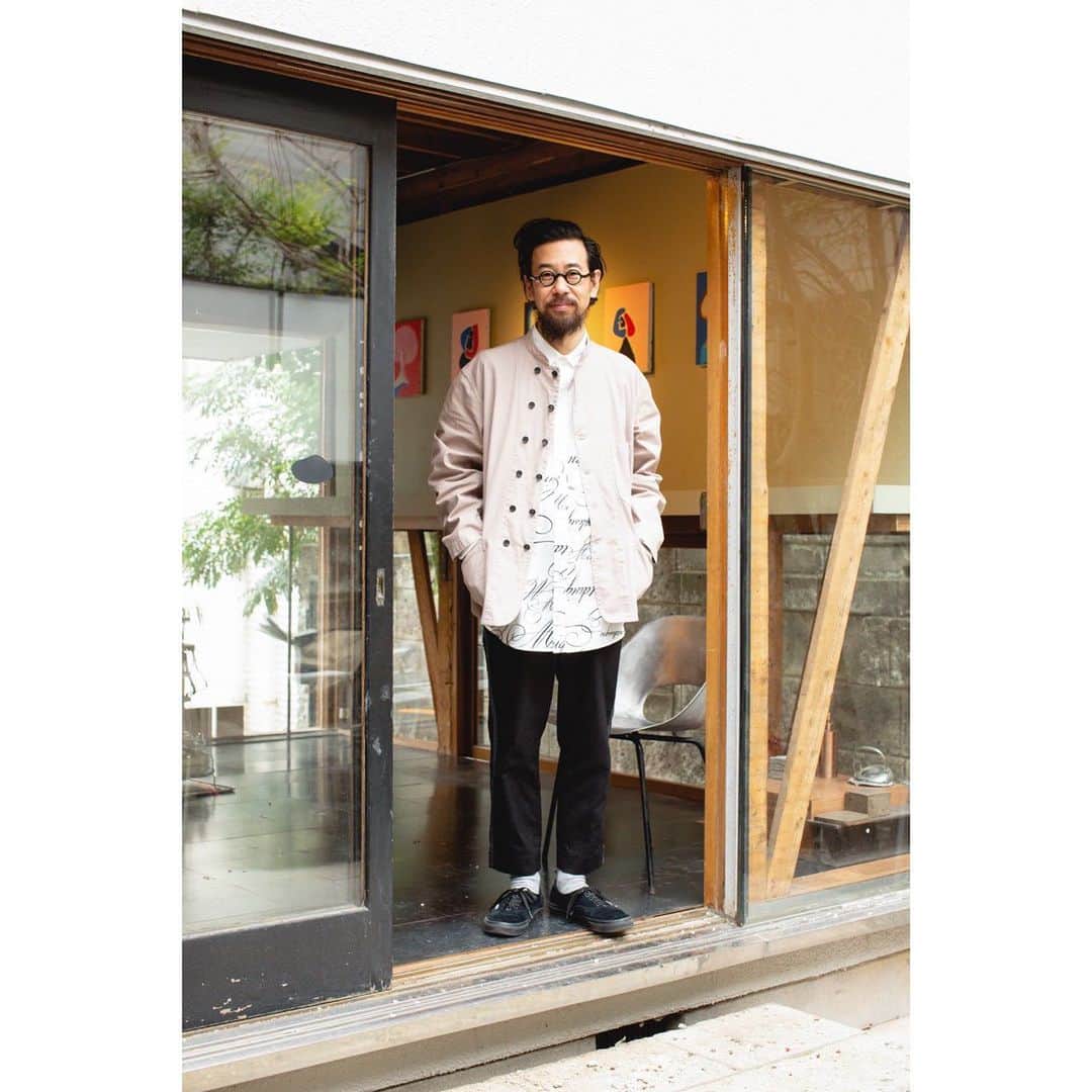 ミントデザインズのインスタグラム：「2021 AW Men’s Collection / ”Happy People” by mintdesigns. . 「建築ディレクター / 東京, Architectural Director / Tokyo」 . . シャツを中心とした2021年秋冬メンズカプセルコレクション。 デザイナーが着て貰いたいと思う様々なジャンルの方々に仕事場、店舗、アトリエなどご自身の身近な場所やその人を表す空間で撮影しました。 . “Happy People”とは 「衣服のデザインとは、街の景観の一部をデザインすることにも繋がるのでは？」との考えから2013年金沢21世紀美術館の個展よりスタートしたアートプロジェクト“ です。 人々がそれぞれの日常空間において、どのようにミントデザインズの衣服と出会い、風景に溶け込むか。 人と空間、そして身に纏う衣服との関係性を探り、どのようにデザインが日常空間に入り込むかを探ります。  . Photo: Kentaro Oshio . #mintdesigns #ミントデザインズ #happypeople #ハッピーピープル #art #artproject #アート #アートプロジェクト #ポートレート #portrait  #ファッ、ションデザイン #東京 #tokyo」
