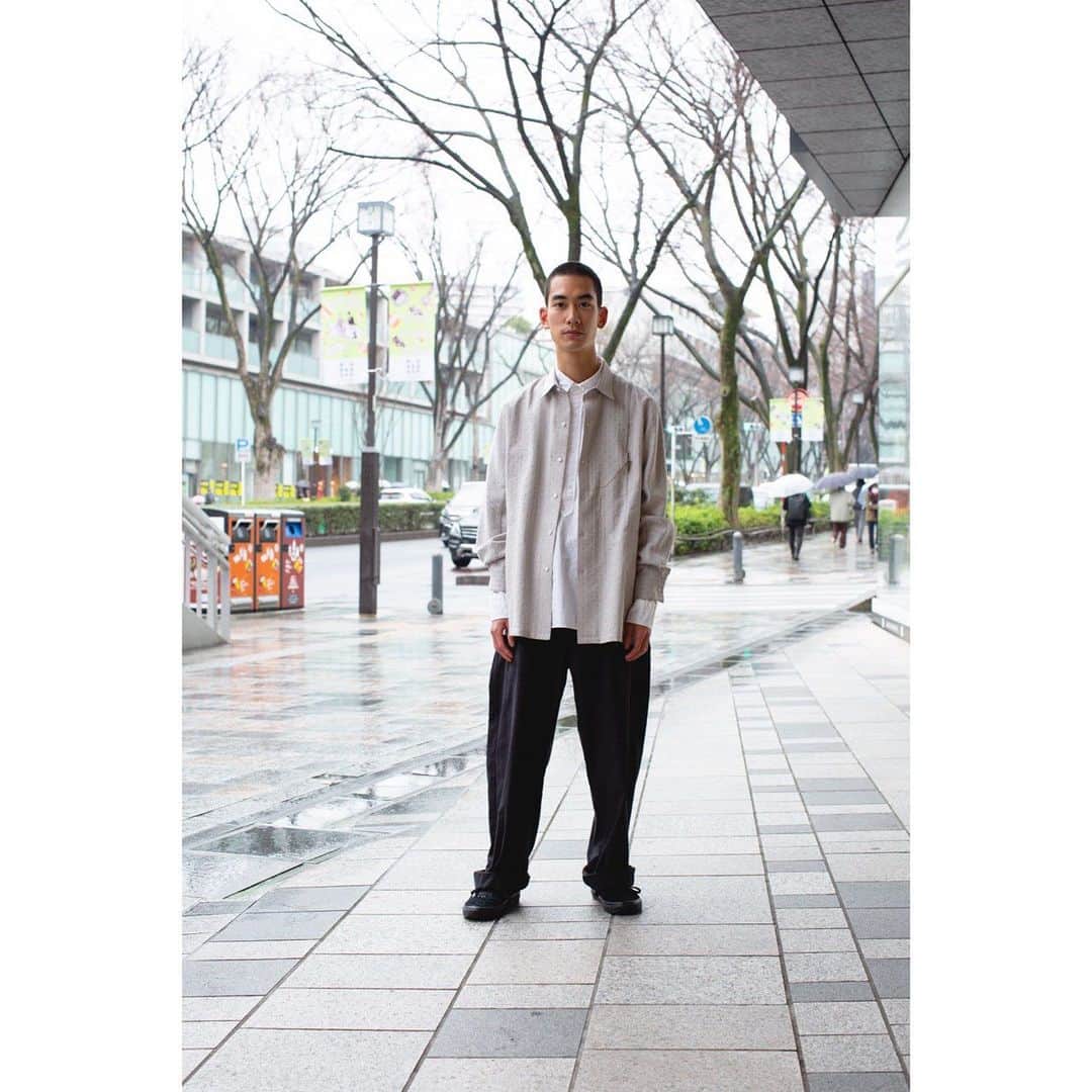 ミントデザインズさんのインスタグラム写真 - (ミントデザインズInstagram)「2021 AW Men’s Collection / ”Happy People” by mintdesigns. . 「骨董屋 / 東京, Antique Dealer / Tokyo」 . . シャツを中心とした2021年秋冬メンズカプセルコレクション。 デザイナーが着て貰いたいと思う様々なジャンルの方々に仕事場、店舗、アトリエなどご自身の身近な場所やその人を表す空間で撮影しました。 . “Happy People”とは 「衣服のデザインとは、街の景観の一部をデザインすることにも繋がるのでは？」との考えから2013年金沢21世紀美術館の個展よりスタートしたアートプロジェクト“ です。 人々がそれぞれの日常空間において、どのようにミントデザインズの衣服と出会い、風景に溶け込むか。 人と空間、そして身に纏う衣服との関係性を探り、どのようにデザインが日常空間に入り込むかを探ります。  . Photo: Kentaro Oshio . #mintdesigns #ミントデザインズ #happypeople #ハッピーピープル #art #artproject #アート #アートプロジェクト #ポートレート #portrait  #ファッ、ションデザイン #東京 #tokyo」3月29日 0時00分 - mintdesigns_studio