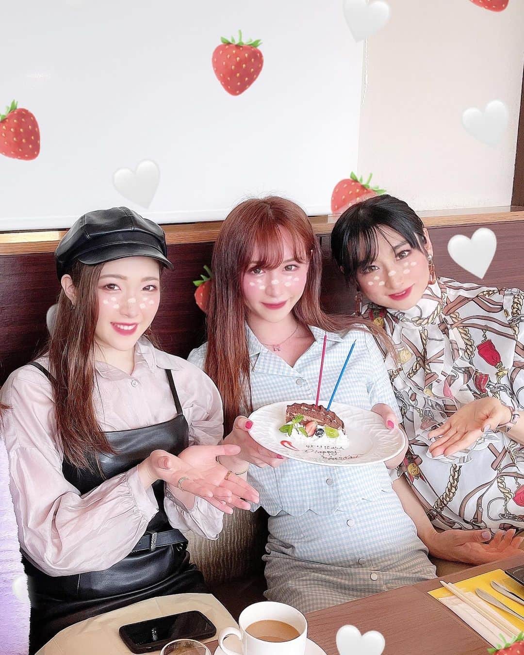 橘芹那のインスタグラム：「#女子会 #ランチビュッフェ #東京ドームホテルリラッサ   👱🏻‍♀️よしの姉さん @yoshino0826  👵🏻はまーお母さん @hummer_4649  👩🏼‍🦰さやちゃん @sasuke_1210stagram   DDTプロレス観戦からの ホテルのランチビュッフェ🍽 食べ過ぎたわ🐖また行きたい🐖 久々にアトラクションも乗ったし⛵️ TikTokも撮って楽しかった✌️✨ みんなありがとう😊💕  #インスタ映え #誕生日祝い #誕生日ケーキ #素敵な休日 #仲良し #美人姉妹 #モデル #高身長女子 #ニューハーフ #オシャレ女子 #インスタグラマー #ファッション好きな人と繋がりたい #美男美女と繋がりたい #instagood #instafashion #japanesegirl #model #lgbt #transgirl #transwoman #fashiongram #cake #tokyo #loveislove」