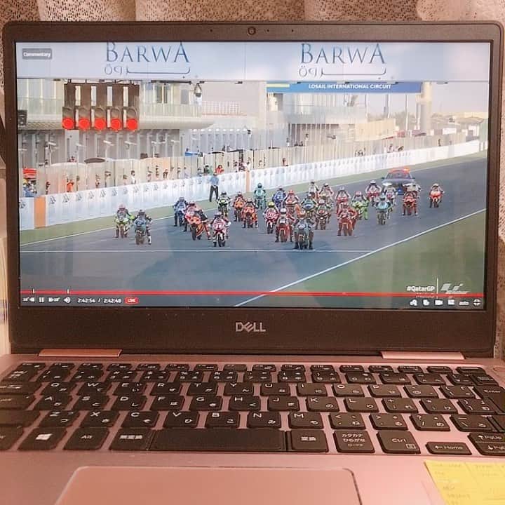 中村果生莉のインスタグラム：「💪💪💪 . . #motogp  今シーズンもいよいよ開幕したぞ〜✨  いきなり白熱のレースで、次々に選手達がクラッシュで脱落してく😱  お願いだからコケないで〜！ 巻き込まれないで〜！！  って毎回毎回祈りながら、久々にこの心臓のバクバク感を思い出して、レース終わるまで1人でずっと吐きそうになっておりました😂笑  サポート選手の試合とかレースって、本気で自分の試合の時より100倍緊張するんだよな〜😱  サポート2年目👏  昨シーズンは結果度外視で、まずはメンタル強化のベース作りをして行こう！ってスタンスだったけど、初めから本当に色々な事を、前向きに頑張ってくれた選手☺️👏  だからこそ、  今シーズンはしっかり結果にも拘って進めて行きたいな😊✨  魔法が使える訳ではないから、自信とか絶対的な強さとか、自分の中で確かなものを構築していくためには、それなりの時間はかかるのです。  まずは自分のことを深く知って、色々な事を実験して、本人が納得した上でそこから自分に合った必要なものだけを一緒に精査しながら残していく。  その作業って1人では難しいし、前進してるのか後退してるのか分からなくなったりもする事も時にはあるかもしれないけどね。  それでも、なるべく最短距離で持って行くことって出来ると思うしそのサポートをしていくのが私の使命🤔  ロボットのように、常に前向きにポジティブでいる事が決してメンタルが強いことではないと私は思ってます。  人間なんだから感情はあるし  ネガティブな時があったって、堕ちる時があったっていいじゃないか！😂  だけど、そうなった時に、元の状態により早く立て直す術を知っている事の方が実は大切でありとても重要👊✨  だから、たくさんの喜び、悔しさ、達成感、存分に色々な感情を感じながら、受け入れながら、最後には必ず夢を掴みとろう💪💪💪🏆  やるぞ〜！ . . . #motogp #開幕 #メントレ #メンタルトレーニング #メンタルトレーナー」