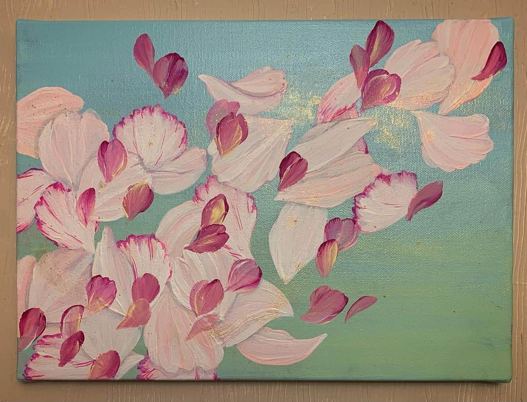 澤田友美さんのインスタグラム写真 - (澤田友美Instagram)「. I drew camellia petals.  I mixed pearl powder with the paint. 🎨 . . #drawing #painting #camellia #petal #canvas #art」3月29日 0時43分 - tomomi__sawada