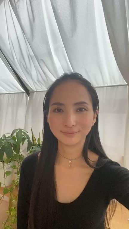 芥川舞子のインスタグラム：「大変。 来年度から始まるティーチャーズトレーニングについてのお知らせが、ままならないまま4月を迎えてしまう... 年に一度の大切な機会、ぜひ皆さんに知ってもらいたい...  というわけで、これを機にインスタライブにて直接、私が主宰するヨガスクールについてのお話しをします。  よく「たくさんメニューがあって何を選べば良いかわからない」「敷居が高そう」なんて言われる当スクール、直接の言葉で説明することで、少しはわかりやすく、少しは親しみを感じやすくなったかな❓  そんな意味も込めての、めずらしくもライブ配信しましたのでぜひご覧ください。」