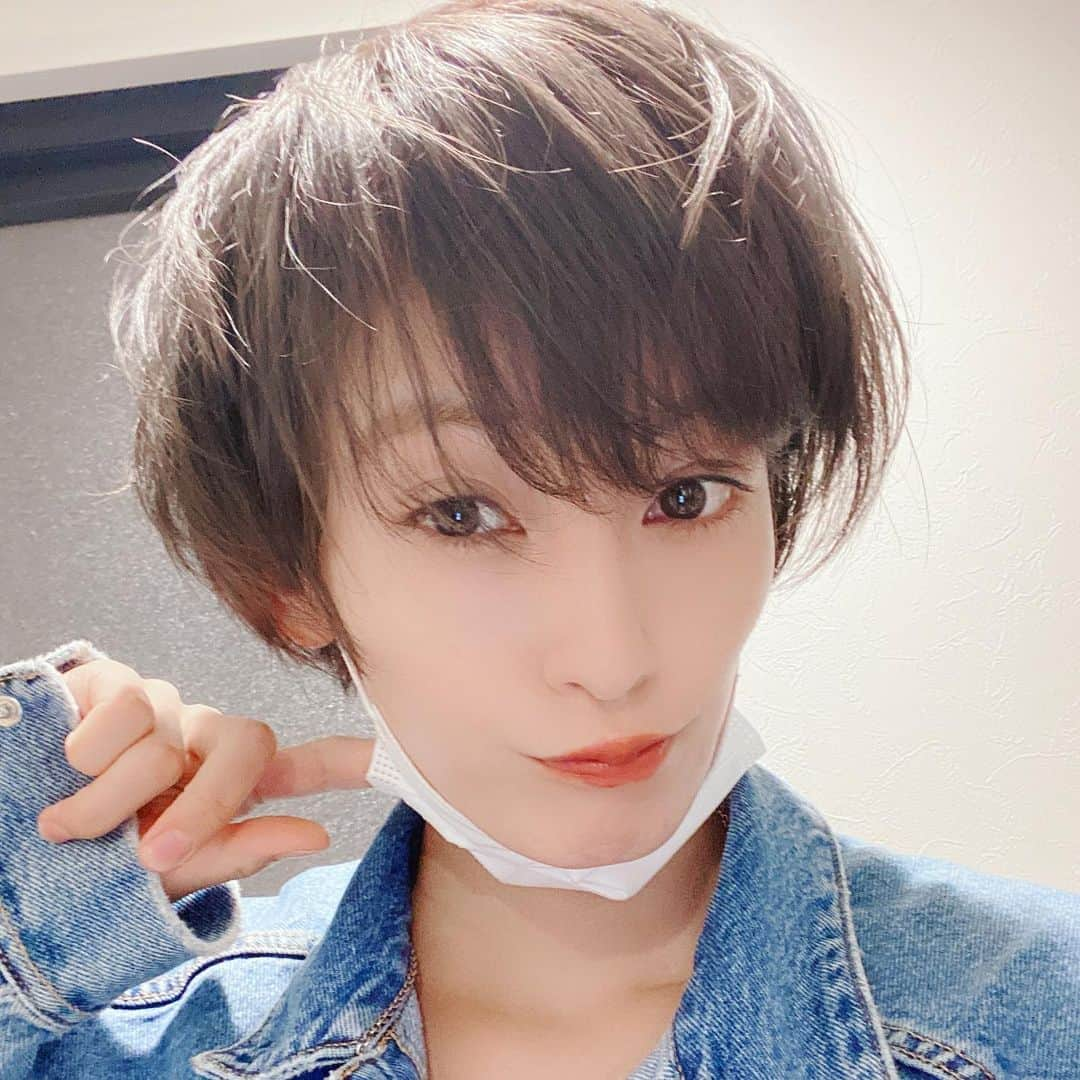 西山茉希さんのインスタグラム写真 - (西山茉希Instagram)「#front #side #back #ブレ  なんせ襟足がどこまでも切れる気がしてなりません。  @shibuken_sunvalley  @_sunvalley_   #ショートライフ #髪アソビ #🎶🌈🎶  癖あり。 ドライめ。 伸び早め。」3月28日 16時54分 - maki.nshiyama50