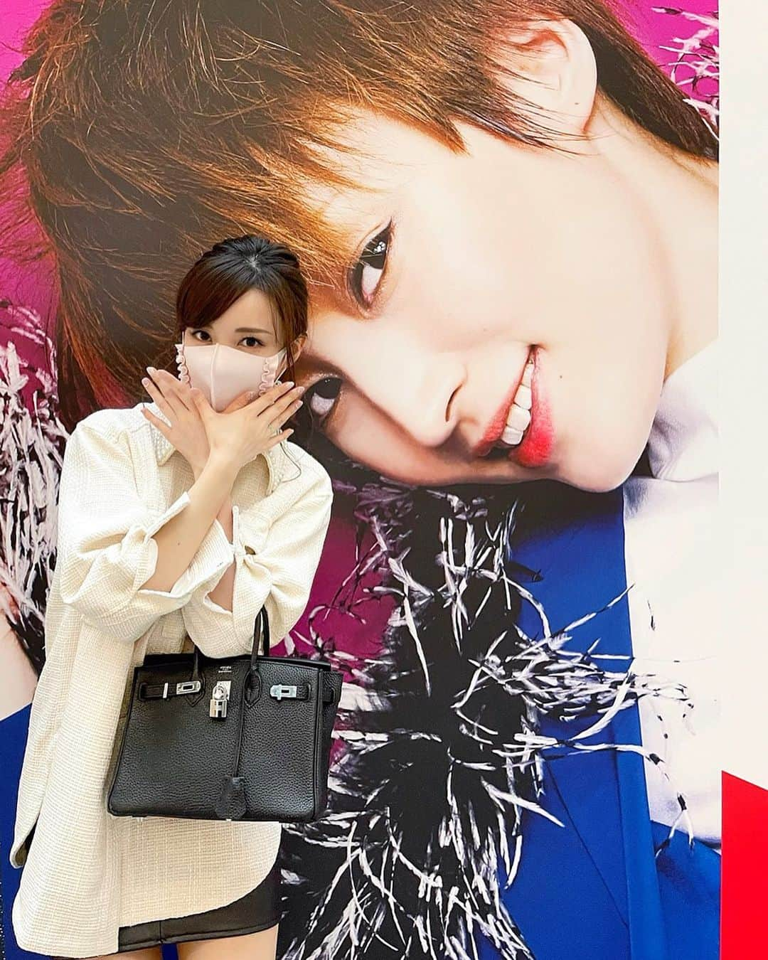 瀬戸早妃さんのインスタグラム写真 - (瀬戸早妃Instagram)「To the next Takarazuka in KITTE🕺  丸ノ内KITTE×宝塚歌劇団💚 行ってきましたーー🤤✨  ご退団を発表されている 雪組トップスター望海風斗さまと ツーショット撮ってきましたーーーーー❄️ あーーーーーざびじい😭  他にもたくさん動画や写真撮ったので またご紹介しますね💚 愛してんで！！  #kitte #丸ノ内KITTE #宝塚 #宝塚歌劇団 #雪組 #望海風斗 さま #のぞ様 #のぞさまポーズ #愛してんで #愛してんでって今月何回言ったかな」3月28日 17時05分 - plievesaki