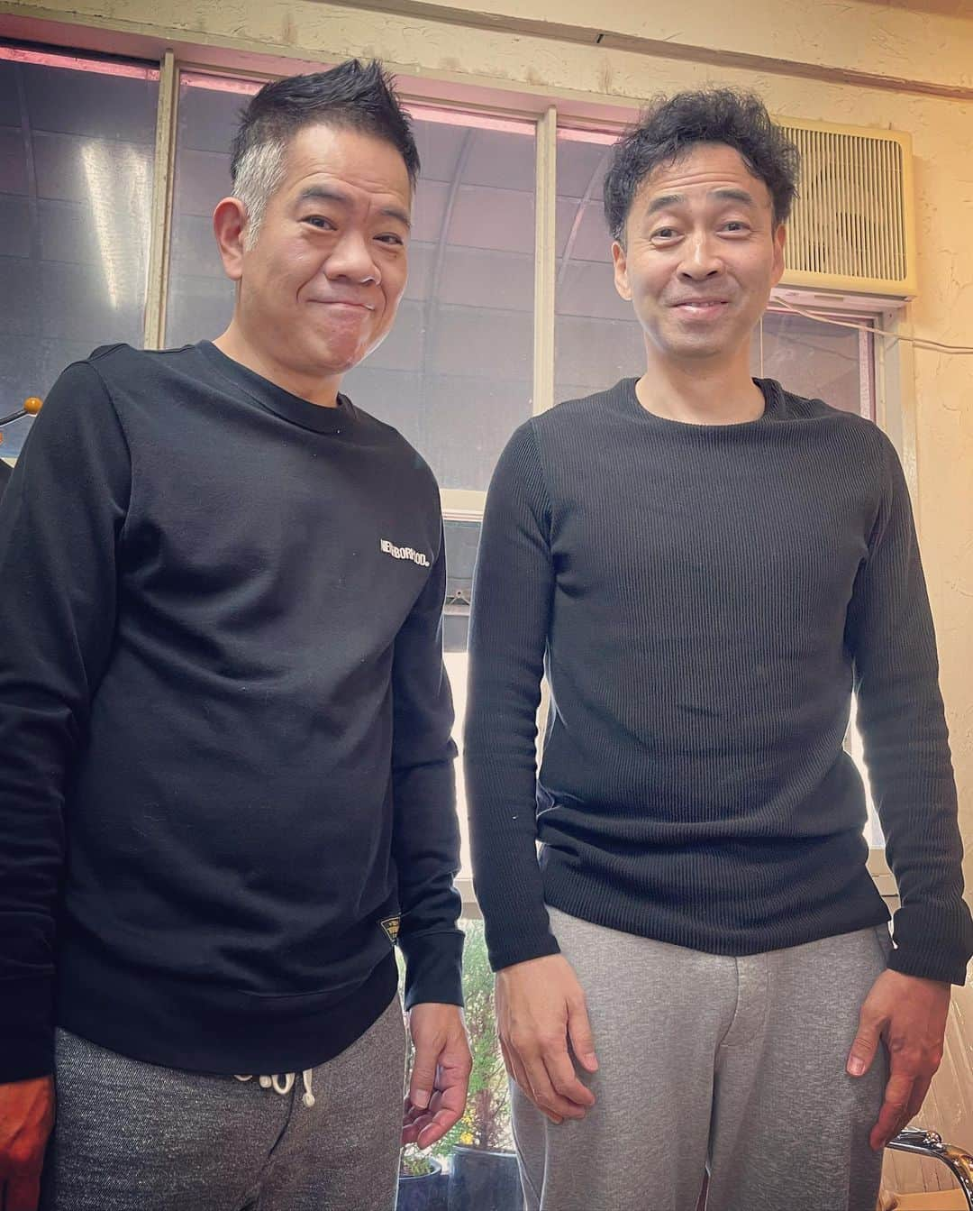 杉本知香さんのインスタグラム写真 - (杉本知香Instagram)「YouTubeでバズった2人😆😆😆 今日の服装がほぼ一緒🤣😂 原西さん、サイドの白髪をガッツリ短くしたら シルバーバックなめちゃくちゃお洒落なボスゴリラヘアに🦍🎶  ※シルバーバックとは🦍 成熟した雄のゴリラの背に灰色の毛が鞍(くら)形に発達した状態。🦍 ワッキーさん、リピーターになってくれて嬉しい😆🎶  #中目黒美容室 #FUJIWARA原西#FUJIWARA 🦍 #原西ゴリラ#シルバーバック#ボスゴリラヘア #超合キーン #ペナルティワッキー #ペナルティ #ペナルティちゃんねる」3月28日 16時58分 - sugimotoc