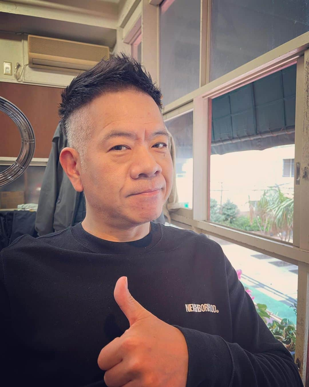 杉本知香さんのインスタグラム写真 - (杉本知香Instagram)「YouTubeでバズった2人😆😆😆 今日の服装がほぼ一緒🤣😂 原西さん、サイドの白髪をガッツリ短くしたら シルバーバックなめちゃくちゃお洒落なボスゴリラヘアに🦍🎶  ※シルバーバックとは🦍 成熟した雄のゴリラの背に灰色の毛が鞍(くら)形に発達した状態。🦍 ワッキーさん、リピーターになってくれて嬉しい😆🎶  #中目黒美容室 #FUJIWARA原西#FUJIWARA 🦍 #原西ゴリラ#シルバーバック#ボスゴリラヘア #超合キーン #ペナルティワッキー #ペナルティ #ペナルティちゃんねる」3月28日 16時58分 - sugimotoc