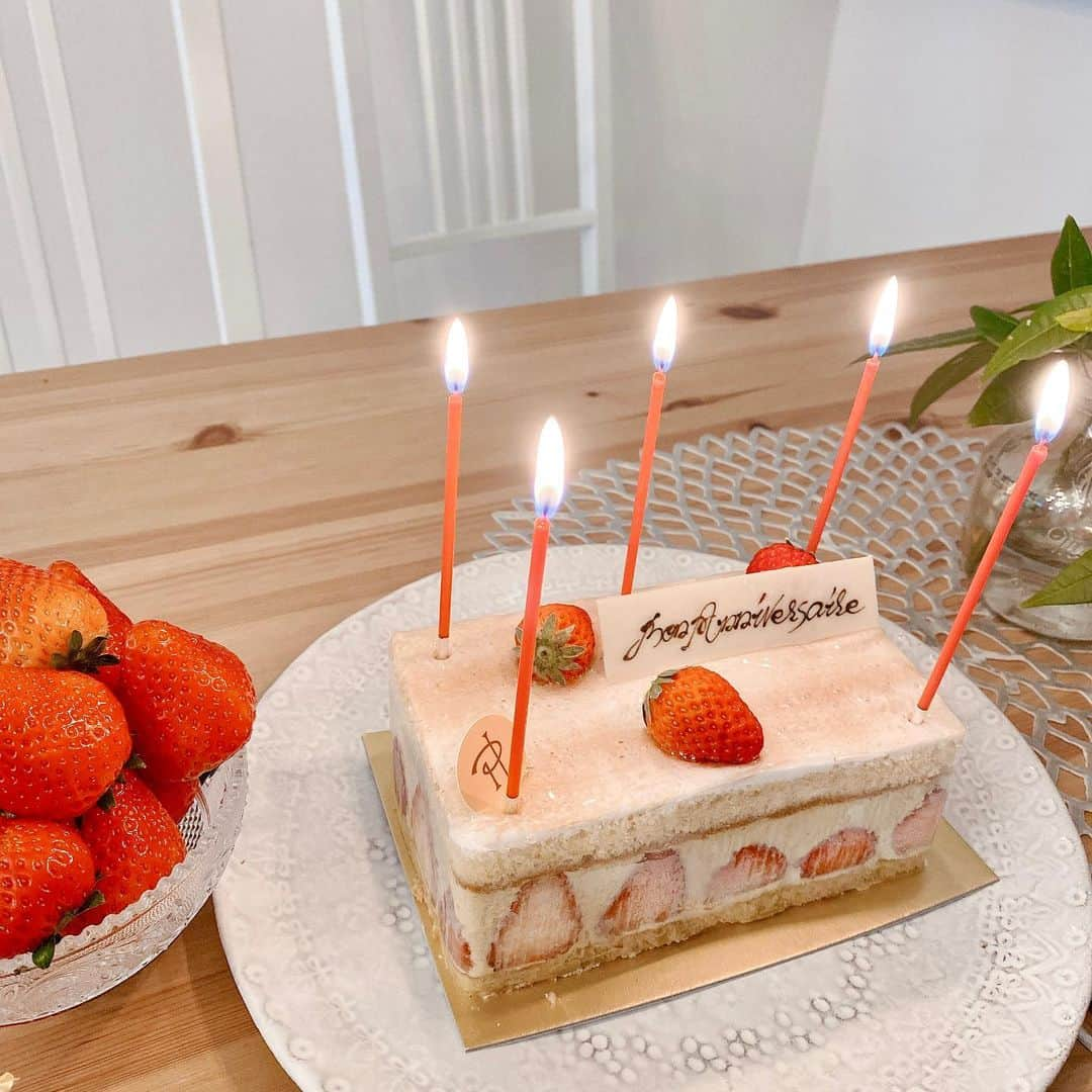 夏目愛美のインスタグラム：「学生時代からの友達がお祝いしてくれました🎂 ありがとう^_^ケーキもすごく美味しかった😋✨ #birthdaymonth #birthdaycake #pierreherme」