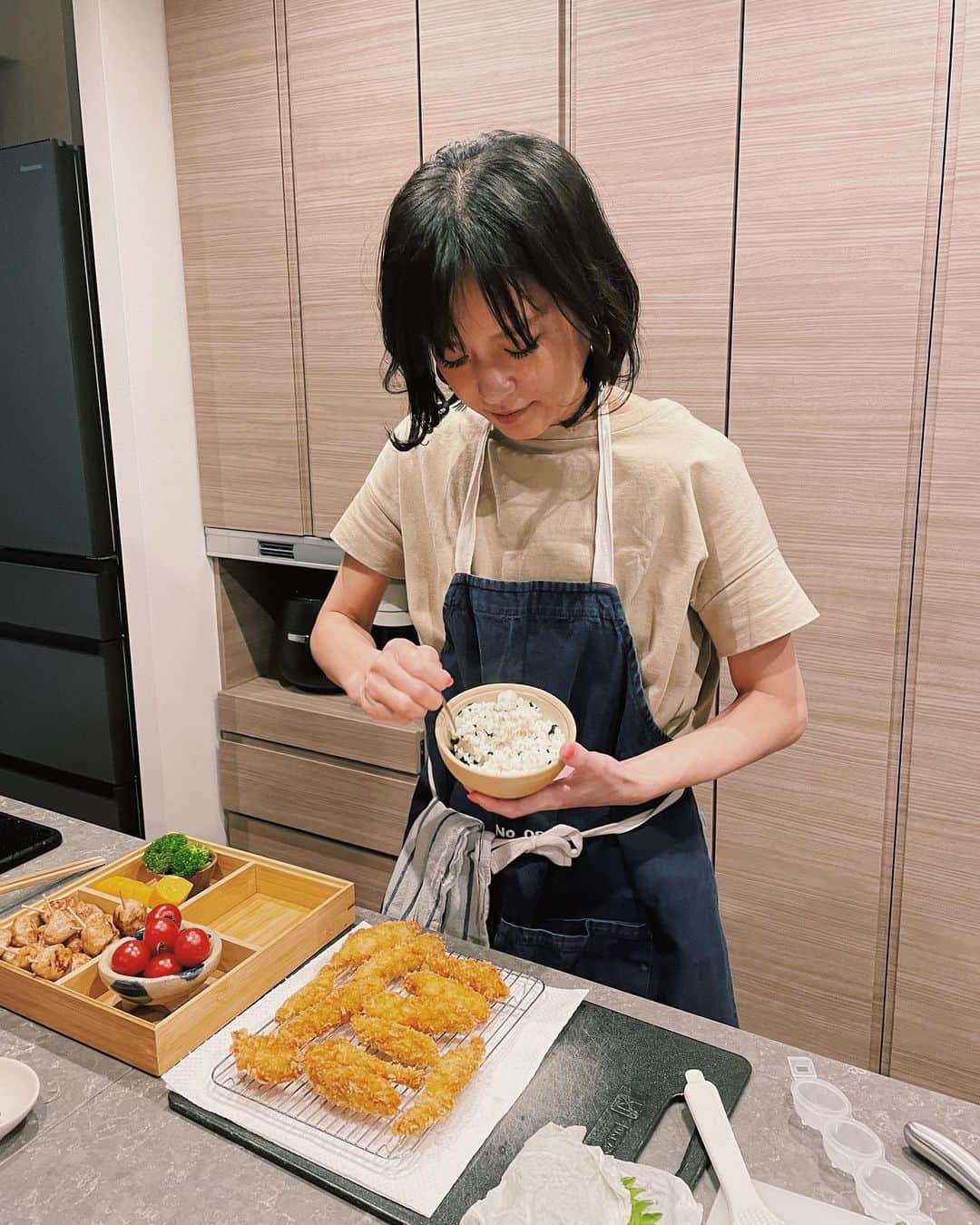 原田沙奈子さんのインスタグラム写真 - (原田沙奈子Instagram)「アマネから「木の箱に入ってるお弁当をアオバと食べたいな」とリクエストがあって。  たしかに！それ、いいね！と思い作った、先日の子供用お弁当。  いつも卵焼きは食べないというアオバが卵焼きをたくさん食べてくれて嬉しかった。 味付けは白だしだけで、胡麻油で焼いてる。  鶏つくねは豆腐を入れてるから柔らかくって子供ウケ良し。 小さな丸（子供のひと口）にして串に刺すとよく食べてくれる◎  おにぎりは安定のわかめ、ゆかり、しらすの3種。 これも小さな丸作戦。笑  この量がほとんど無くなったから結構食べてくれたなぁ🤍うれし  #おうちごはん #子供弁当#お弁当 #サナコ_お料理」3月28日 16時58分 - sanakoharada
