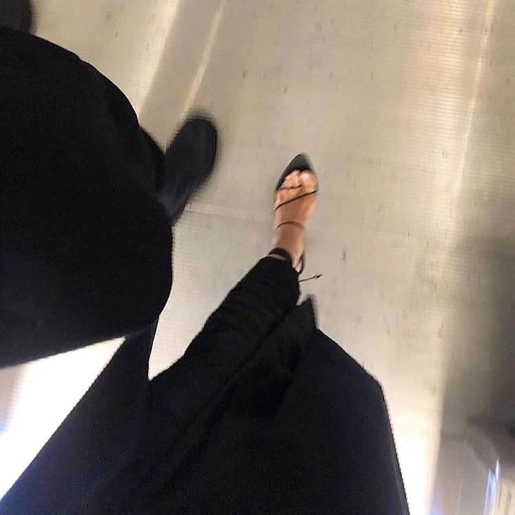 長谷川唯のインスタグラム：「・ ・ モノトーンとかオールブラックの洋服って簡単なようで難しい！！たまにはヒールも履きたいよね❤︎  ・ ・ #今日はお休み #today #happy #ootd #fashion #instagood」