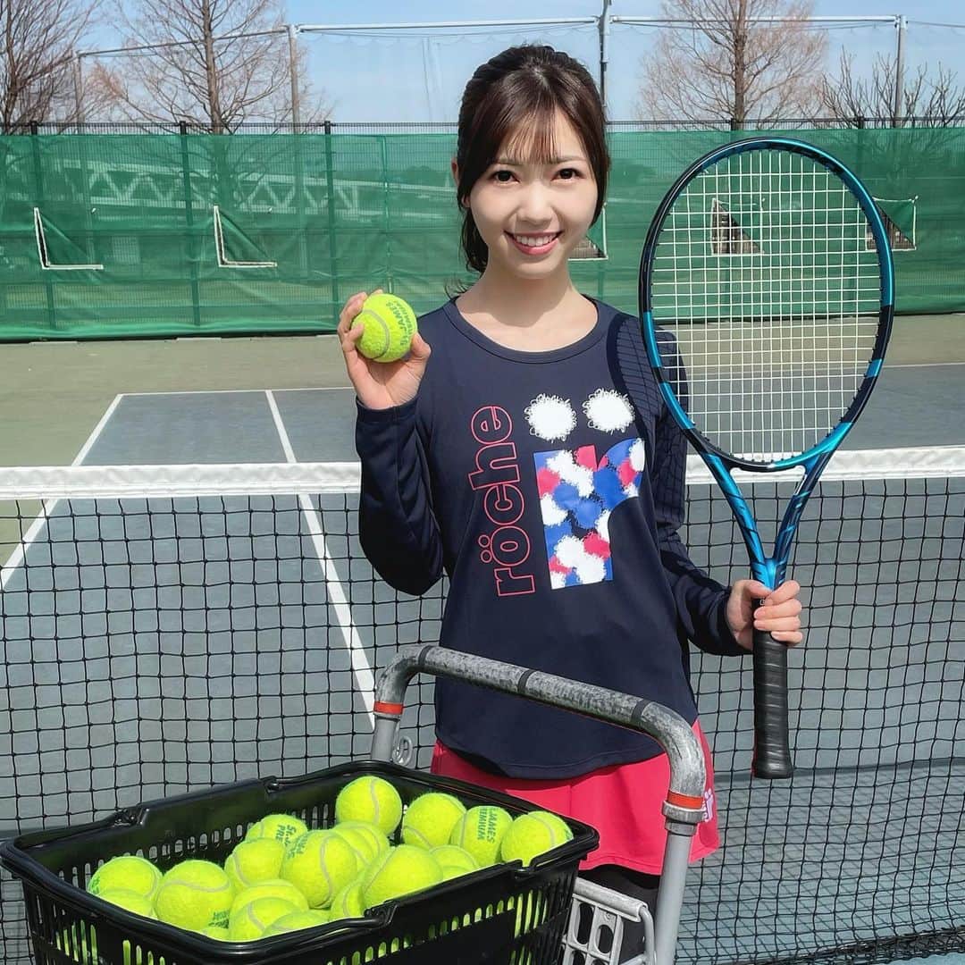 川又智菜美のインスタグラム：「この間球出し練習しました🎾💕﻿ ﻿ 球出し練だとじっくり自分のフォームに﻿ 向き合えるので良い☺️！﻿ 日々試行錯誤で、自分のフォームはこれ！って﻿ 固まるのはいつになるんだろうなぁ？と思ってます🤭﻿ ﻿ 因みに最近ピュアドラに変えてみました👏﻿ こんなラケットによって性能違うんだなぁと﻿ 思いながらも慣れていっている最中です❣️﻿ いつもガットにこだわっていなかったのですが、﻿ ちゃんとどういうのあるのか知って﻿ このラケットにはなにがいいかな？﻿ 私にはどういうのがあるのかな？と﻿ 考えるの楽しいものですね☺️﻿」