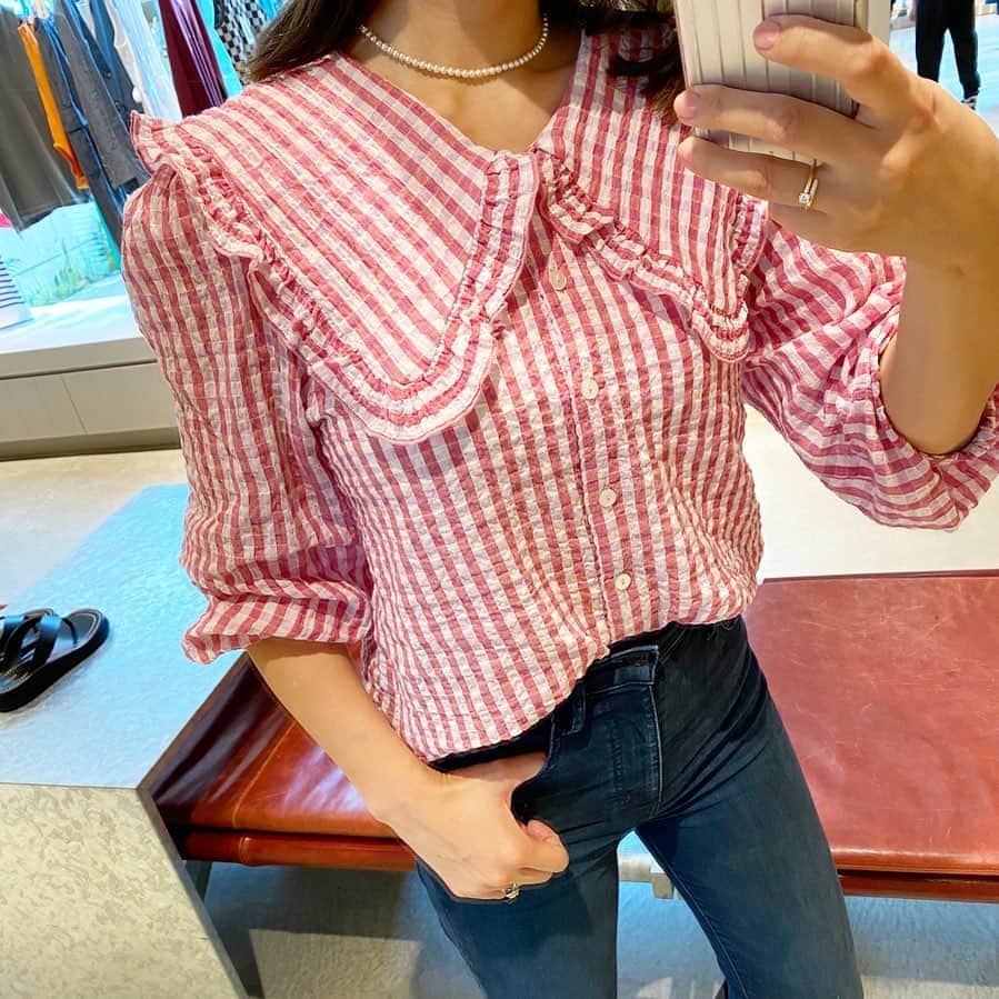 のインスタグラム：「blouseは @mango  プチプラで ハマってる🥰 サイズはMで大きめに❤️ #mango #blouse」
