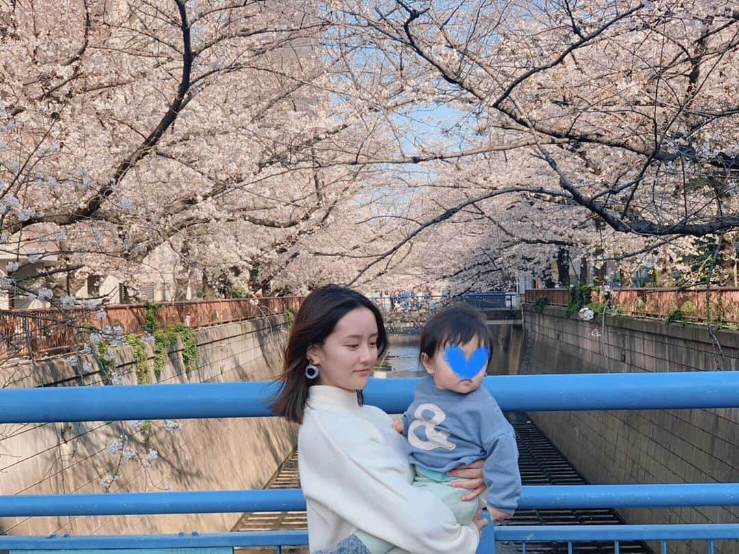 生田佳那のインスタグラム：「ちょうど1年前、陣痛が始まった日🌸 桜満開の日に生まれて 桜舞う日に退院して きっと毎年桜を見るたびにあの日の事が思い出せる🌸  桜が大好きになったー🌸 あの日と同じワンピースで記念📷」