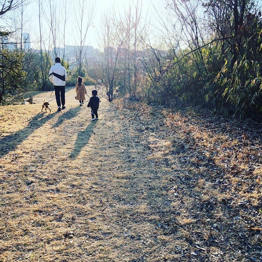 井手口正昭さんのインスタグラム写真 - (井手口正昭Instagram)「私事なんですけど、去年の年末に入籍しました。 直接伝えられなかった方、SNSの報告になってすみません。  また今シーズンはラオスのラオトヨタというチームと契約しました。 こういう状況の中、移籍に関わってくれた人達に感謝の気持ちを忘れずに、精一杯やっていきたいと思います。  写真は姪っ子👧甥っ子👦犬🐶  I got married the end of last year  and I signed contract with Lao Toyota fc in Laos  I’ll do my best for my family and team   #入籍 #姪っ子甥っ子  #laos #vientiane」3月28日 18時03分 - ide0810