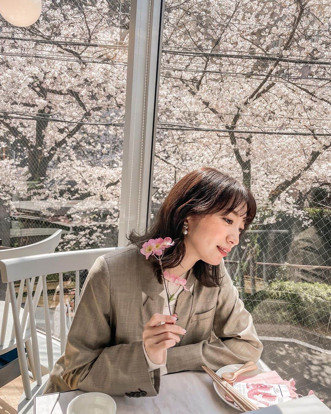 瀬口かなのインスタグラム：「桜を見ながら楽しめるお花見アフタヌーンティー🌸﻿ ﻿ ﻿ 中目黒にある @gingergardenaoyama プロデュースのHAUTE COUTURE CAFE﻿ ﻿ ﻿ 目黒川沿いの満開の桜を見ながらアフタヌーンティーが楽しめます☺️🌸﻿ ﻿ ﻿ 店内がほんっっとうに可愛すぎました…！﻿ ﻿ ﻿ こちらはテイクアウトメニューの﻿ strawberry milk cream cheese latte🍓﻿ ﻿ ﻿ 可愛いドリンクと桜、凄く可愛かったです🥺💓﻿ ﻿ ﻿ #中目黒カフェ #アフタヌーンティー #中目黒 #中目黒アフタヌーンティー #桜 #お花見 #hautecouturecafe #nakameguro #cherryblossom #instalike #instagood #目黒川 #目黒川の桜」