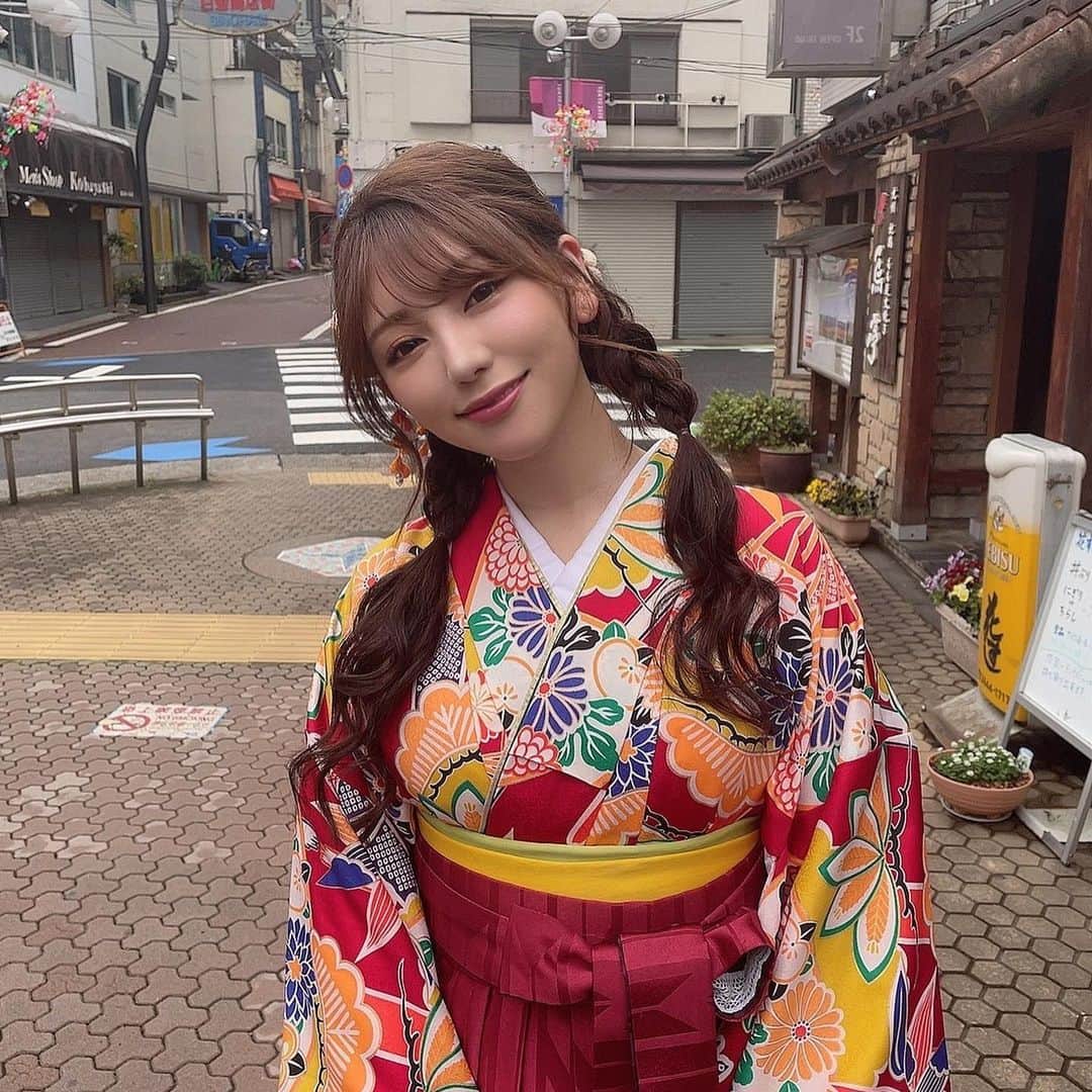 のインスタグラム：「今年の袴は赤にしました🌸  . #instapic#instagood#instafashion#japanesegirl##좋아요그램#인스타그램#팔로우#照片#粉我#ポートレート#写真#レースクイーン#着物#kimono#👘#神尾美月#袴#袴ヘア#hakama」
