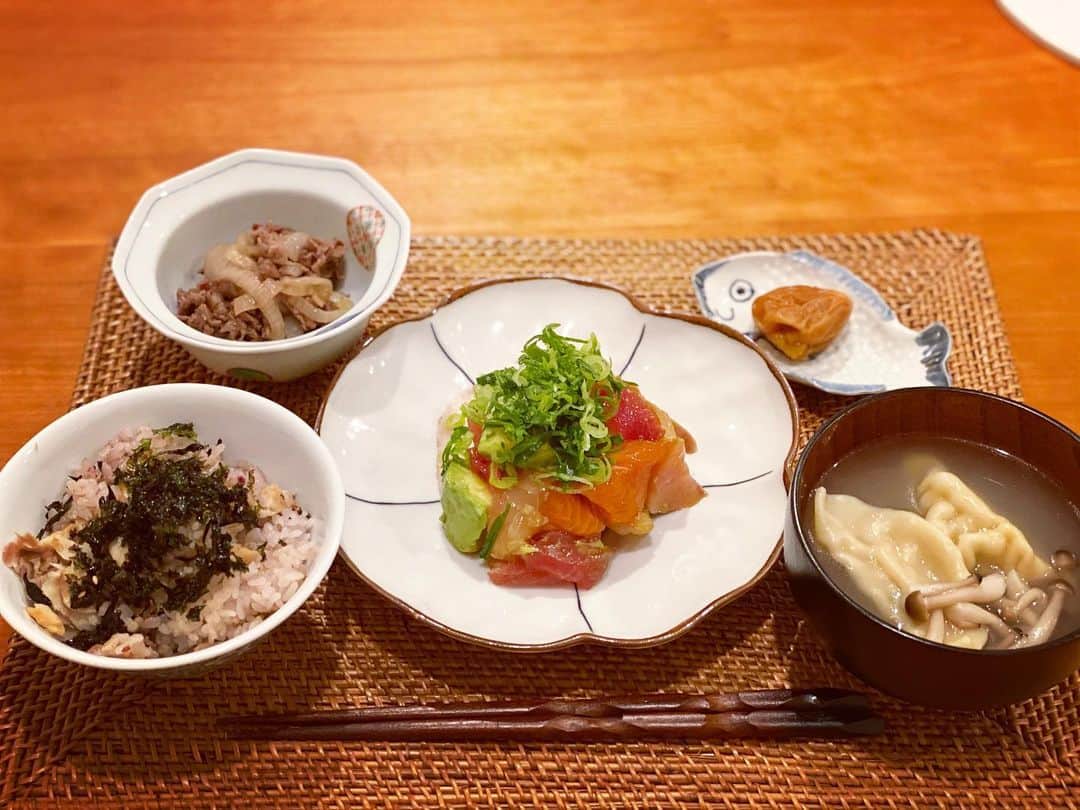のインスタグラム：「今日は 息子と彼のお昼寝中に スーパーへ お刺身の盛り合わせを 使ってアボカドと簡単アヒポキ風 牛丼風お肉の炒め物に 水餃子スープ 最近ハマっている十穀米に 焼き魚と シソひじきをまぜて 上に韓国海苔と🍙 炭水化物が美味しすぎて やめられない☺️ #heechankitchen #dinner #和食」