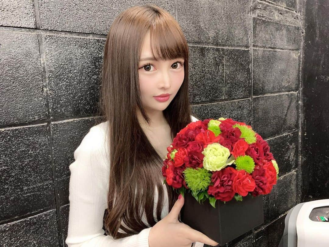 跡美しゅりのインスタグラム：「ラジオ公開収録に下僕ちゃんからお花が届きました♡  もっこりお花かわちい..！！！！  お花好きです。 花言葉も好きです。 お花屋さんの前を通ってお花買ってる人をチラ見するのもスキ。 チラッチラッ  下僕ちゃん達...素敵なプレゼントありがとうございます！！！跡美しゅり皆様に生かされてます。  ♪♪  跡美しゅりチェキ 4月11日23:59まで販売中です！ 会えない間しゅりチェキを可愛がって貰えたら嬉しいです♡ https://bambi-kaukaou.booth.pm/  #跡美しゅり」