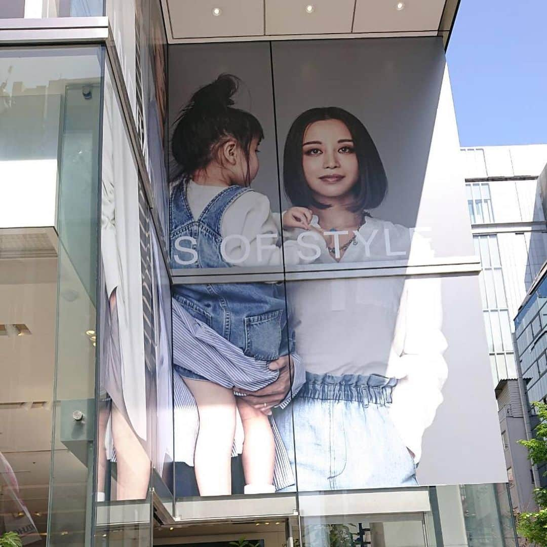 PINKYさんのインスタグラム写真 - (PINKYInstagram)「#GAP 👨‍👩‍👧‍👦🌟  全国各地のGAP店舗で、私達家族がモデルを務めたイメージヴィジュアルが展開されています🌸  お近くの店舗で是非チェックしてみてくださいね🤗❤️  ・・・ #individualsofstyle   #love #happy #family #mamalife #parentslife #babygirl #proudson #窪塚洋介 #窪塚愛流 #lesliekee」3月28日 18時45分 - shanti_pinky_shanti