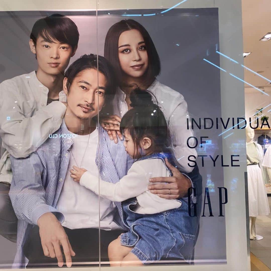 PINKYのインスタグラム：「#GAP 👨‍👩‍👧‍👦🌟  全国各地のGAP店舗で、私達家族がモデルを務めたイメージヴィジュアルが展開されています🌸  お近くの店舗で是非チェックしてみてくださいね🤗❤️  ・・・ #individualsofstyle   #love #happy #family #mamalife #parentslife #babygirl #proudson #窪塚洋介 #窪塚愛流 #lesliekee」