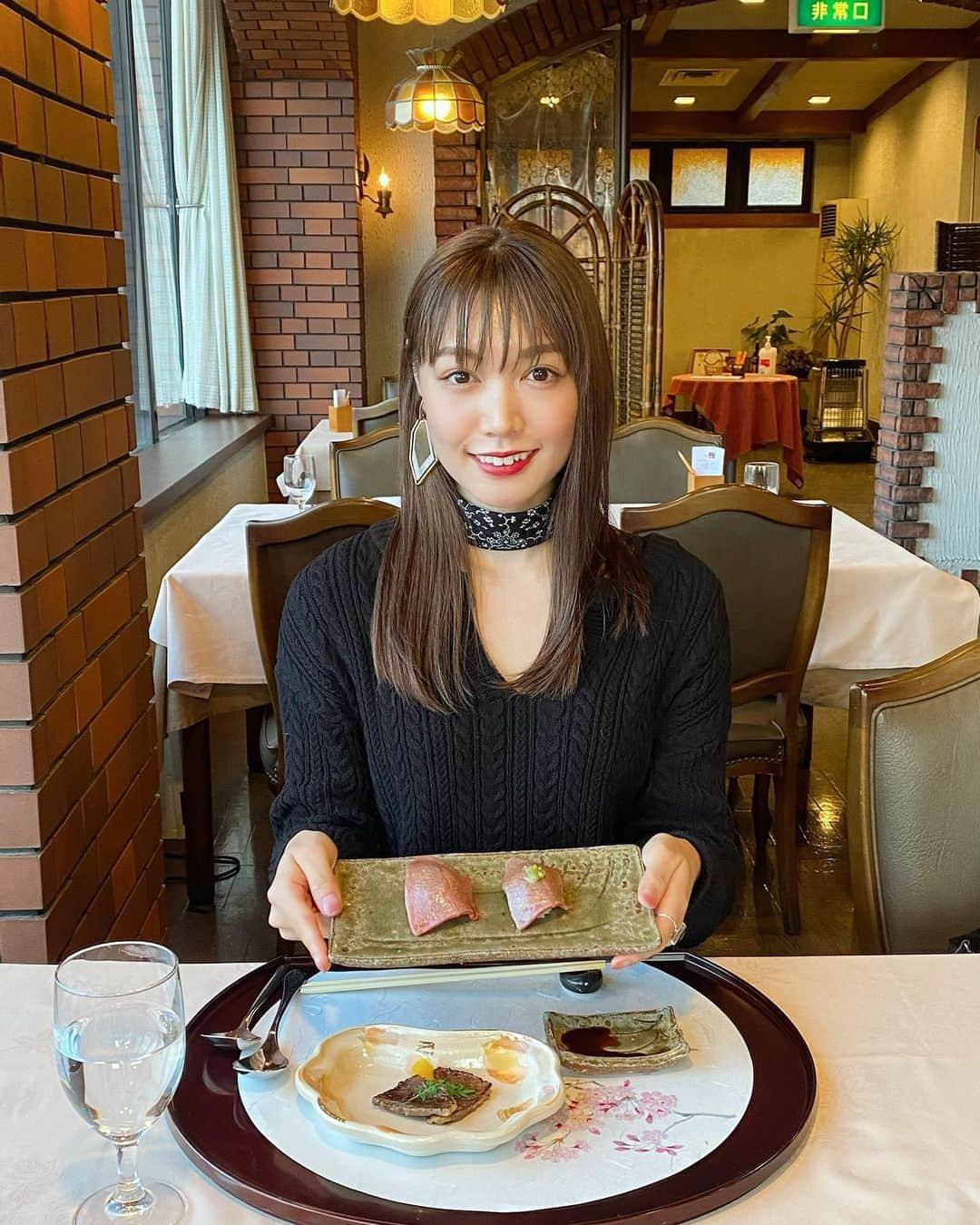 ののさんのインスタグラム写真 - (ののInstagram)「. 近江牛の老舗レストランティファニー 近江牛のお肉屋さん直営店で美味しい近江牛堪能🐂 づくし会席は色々な部位を色んな調理法で出してくれるから大満足 肉寿司が大好きな私は牛トロあぶり寿司が良かったな…🤤  #ティファニーで夕食を #レストランティファニー #近江牛#近江牛ステーキ#近江牛ディナー#近江牛ランチ#滋賀グルメ#滋賀ランチ#滋賀ディナー#滋賀レストラン#近江八幡グルメ#近江八幡#滋賀観光#滋賀県#関西グルメ#肉寿司#ステーキ#会席料理#japan#dinner#happy#smile」3月28日 18時52分 - nonoko0309