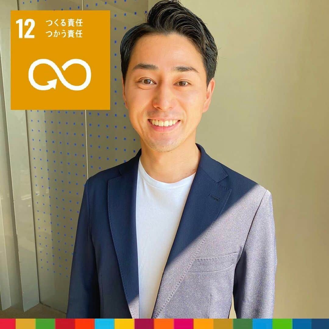 フジテレビアナウンサーのインスタグラム：「. 木村拓也です。  写真のセットアップはリサイクル素材で作られた服や不要になった洋服を回収し再資源化された服などです。 自分に合うサイズのものを購入し、少ない数で長い期間着用することでロスを少なくすることもサステナブルです。 今は外での中継ですので、Tシャツにセットアップが基本ですが、スーツやネクタイの組み合わせをあれこれ考えるのも、結構楽しい作業なんですよ！  #楽しくアクションSDGs #sdgs  #12つくる責任つかう責任 #フジテレビアナウンサー #木村拓也 @takuya.kimura0801  #LiveNewsイット #アクティブキャスター」
