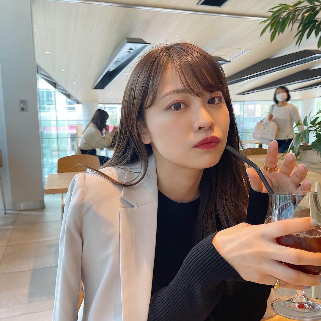 高木由梨奈のインスタグラム：「このGUのジャケット着やすすぎてたくさん着てる〜🧥💕この日はあったかかったから肩にかけてるけど😝 他の色も買おうかな👀  シワになりにくいしちゃんとポケットもついてて優秀すぎる😹✨  #GU #骨格ストレート #ジャケットコーデ  #春服」