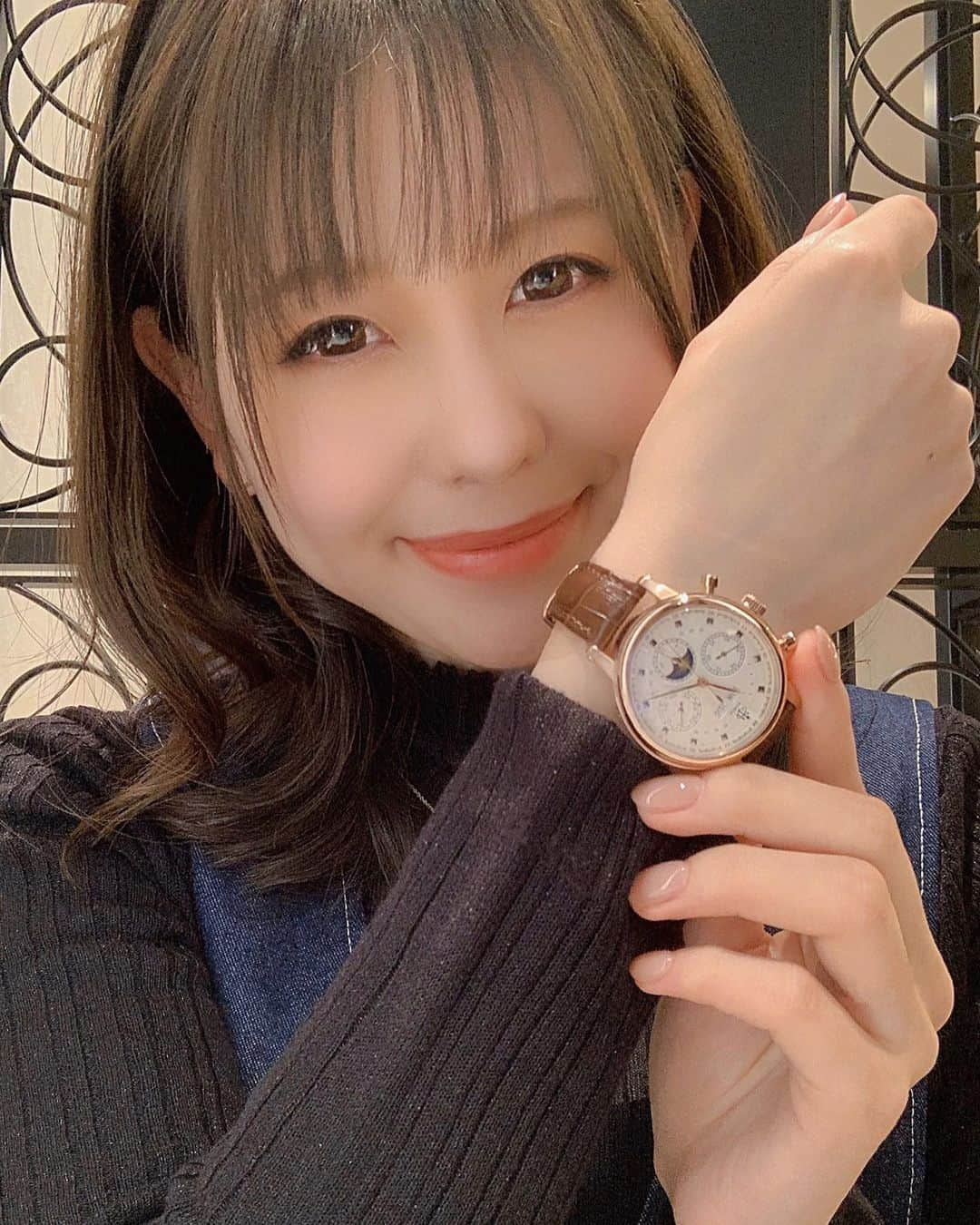 KANAさんのインスタグラム写真 - (KANAInstagram)「⌚︎*.❤︎  時計コレクターなのか？ってくらい腕時計のギフトを たくさん頂いて…ありがとうございます☺️🌸  @loborjapan 様の春の新作 HERITAGE COLLECTION 35mm💓  ブラウンのベルトとピンクゴールドが絶妙に大人っぽくてかわいい😘 色々な仕掛けがあるから操作するのも楽しい♡  同じデザインで42mmサイズもあるから男性にもおすすめ♪ ブラックもあるよ😉  この時期だと入学や就職のお祝いに時計を プレゼントするのもいいですね🌸  クーポンコード[kanaccl4]ご利用で 10%割引が適用されます♡  #ロバー #時計 #腕時計 #lobor #ペアウォッチ」3月28日 19時35分 - kana.cheeer