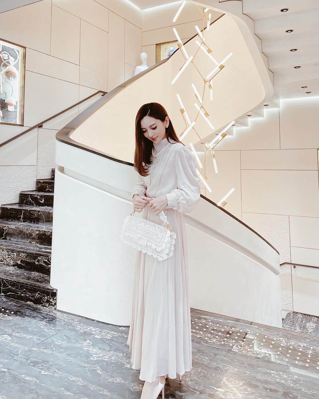 のインスタグラム：「“ℎ𝑎𝑛𝑑 𝑖𝑛 ℎ𝑎𝑛𝑑“  Exhibition in FENDI GINZA SIX.  代々受け継がれる希少な職人技とFENDI のクラフツマンシップが出会い生み出された10作品が世界に先駆けて銀座店で展示されています👜 handmadeの製造工程など一つ一つ美しい製品に隠された裏側を知れて、頭の中はイタリアへとクラフツマンシップを巡る旅をした気分🗺✨ ちなみに私のお気に入りの#fendibaguette はAbruzzo 州のもの🤍切ったり縫ったりせずひとつなぎの糸で100時間以上かけてできているそう…！  #fendi #handinhand」