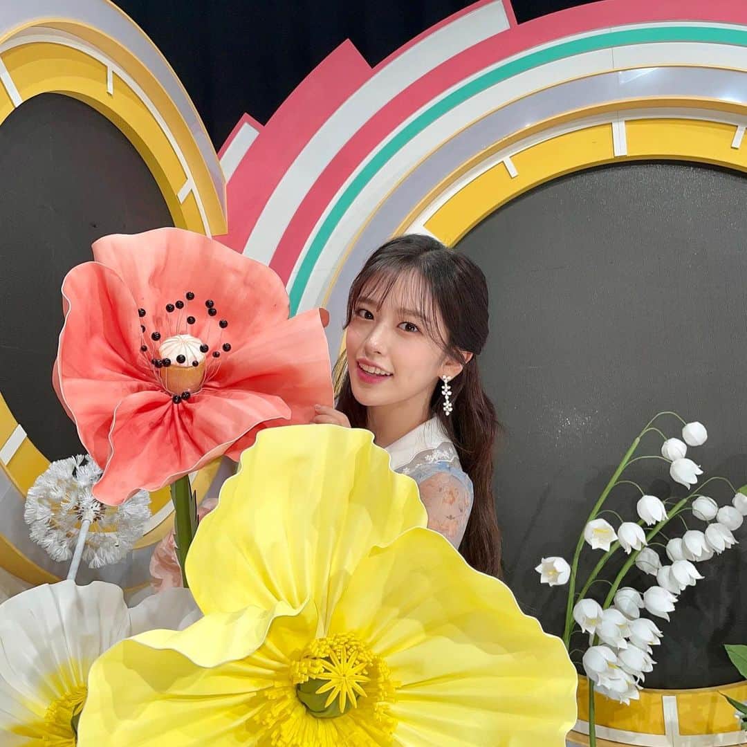 のインスタグラム：「[#OMYIZ] 오늘 뭐 하나요? 바로 우리지니 #인기가요🙋‍♀️ 부릉부릉🚙 대신 Bloom Bloom💐 위즈원에게 달려온 봄댕댕🐶🐕 벌써부터 프로 진행력 뽐내는 우리댕 일요간판 인정해 인정해👏 니니와 함께 선선한 공기 만끽하며 잠드는 일요일 되세요 (*˘︶˘*).｡.:*♡  #IZONE #아이즈원 #アイズワン」