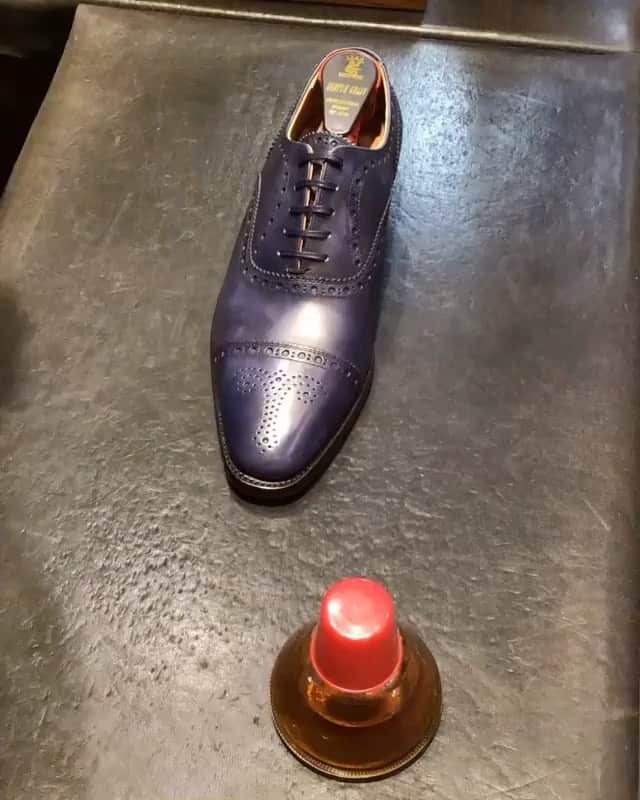 bootblack_officialのインスタグラム：「#bootblackshoeshine Shoe shine on a pair of @scotchgrain_official navy blue semi brogue shoes.  #columbus#bootblackshoecare#highshine#shoecare#shoeshine#shoeshinesunday#shoepolish#shoegazing#shoestagram#leathershoes#madeinjapan#japanmade#japan#asakusa#dalmore#scotchwhisky#whisky#scotchgrain#solamachi#tokyoskytree#skytree」