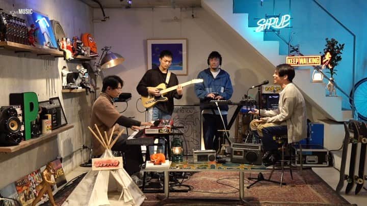 のインスタグラム：「DOG HOUSE STUDIOでのライブセッション公開🐶 With東京最強セット🔥  一緒の部屋におるような感覚で、リラックスして楽しんでもらえたら！ 俺らも普段よりリラックスした雰囲気で楽しんでやれました💜 チラチラ映り込むロマちゃん🐶にも注目  Check out my #doghousestudio live session, now out on YouTube!   Maschine : Goro Kumai @kumaigoro Key : Atsushi Inoue @atsushi__inoue Gt & Manipulate : Shin Sakiura @shinsakiura_tokyo  💡INSPIRATION CULT MEDIA @inspirationcultmedia 🐶Romantic @romantic_go_romantic  #SIRUP #DOGHOUSESTUDIO」