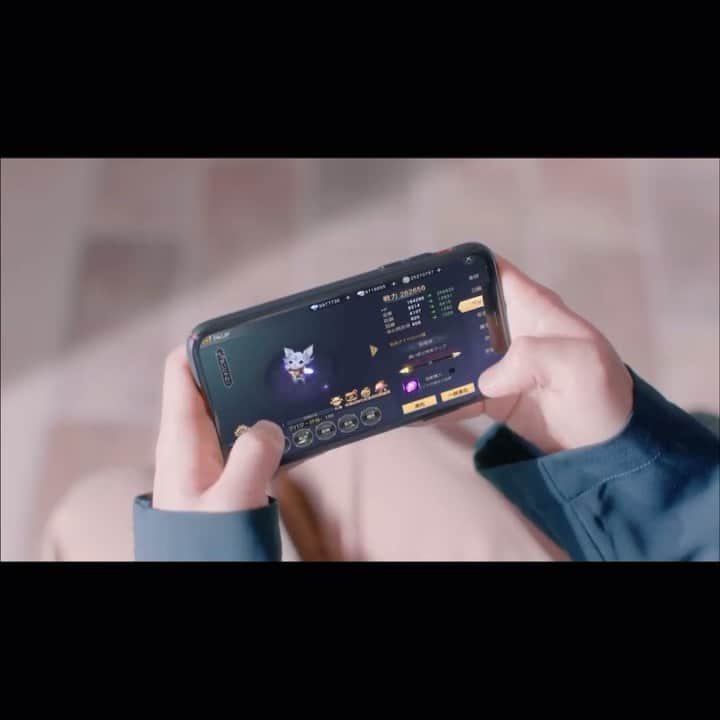 のインスタグラム：「. Web CM『蒼空ファンタジー』が公開されました😊 ゲームは3月30日に配信予定だそうです💁‍♂️ . 千葉雄大さんがCHOKiCHOKiという ファッション雑誌でご活躍されていた時から、 恥ずかしながら髪型やファッションを真似していたので、 今回ご一緒できて嬉しかったです！☺️ . スタッフの皆さんが明るく親切で、 千葉さんも気さくにお話ししてくださり、 リラックスした雰囲気の中撮影できました😌🎥 . サラリーマンバージョンと併せて 皆さん、是非ご覧ください！ . . #蒼空ファンタジー　#千葉雄大　#おしゃれキング #AD #三木秀甫　#何でもこなす職人AD  #車止め　#お弁当　#金兵衛 のつもり　#雲待ち」