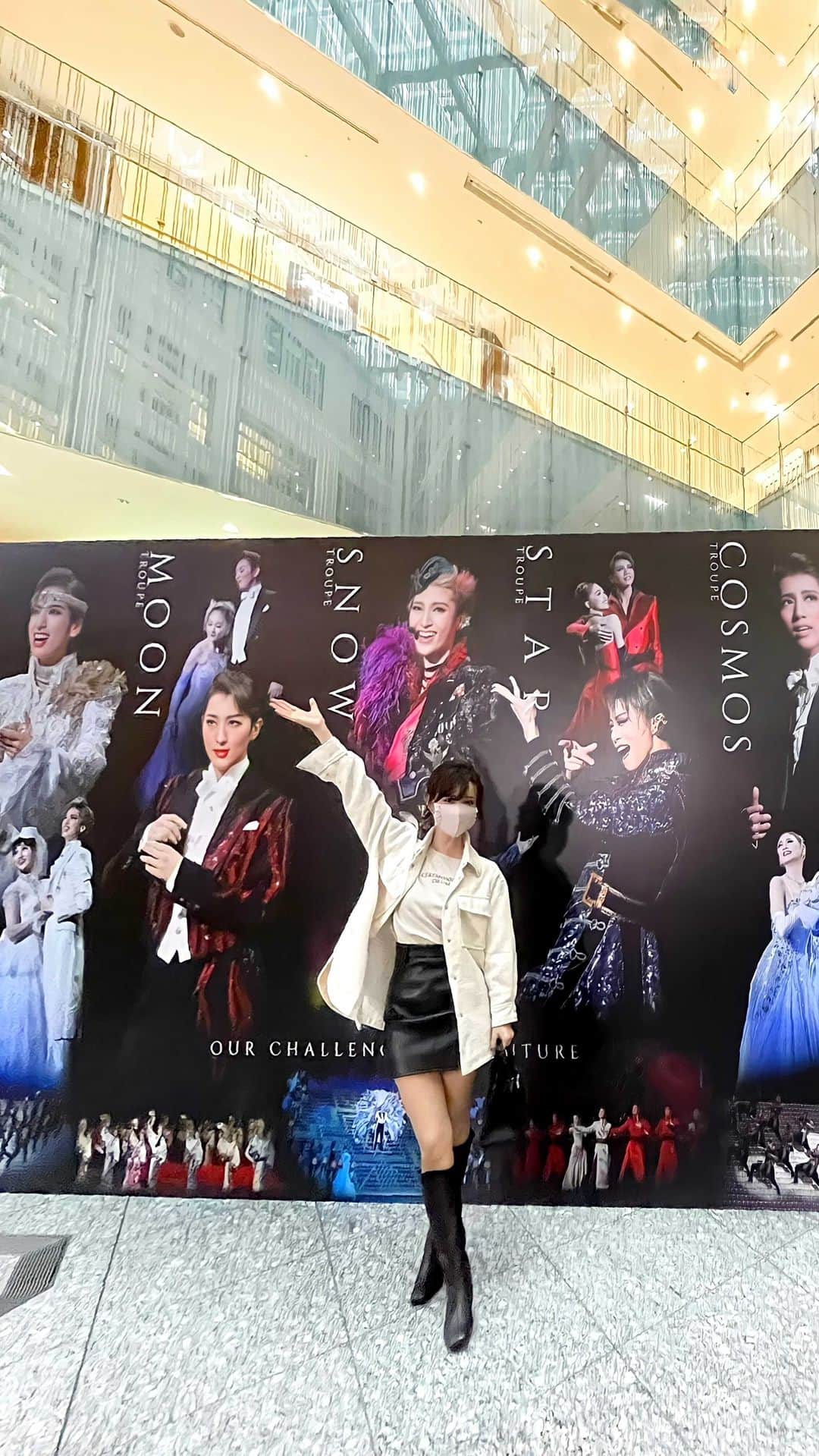 瀬戸早妃のインスタグラム：「コラボイベントその②👯‍♂️💚  ゆうちゃんさんとしゃもちゃんは 完璧だったのに、何故か私の身体にだけ反応してくれなかったARのお衣装…(笑)  悔しさが止まらないので、今度またリベンジしたい😭👗  ☑キャスト @yuchans72 @sym_chaaan  #宝塚 #宝塚歌劇団 #コラボイベント #丸ノ内KITTE #KITTE #バーチャル衣装 #ＡＲ体験 #衣装 #ドレス」