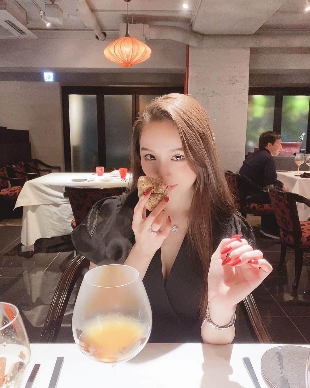 石田安奈のインスタグラム：「過去の写真振り返り💖💖💖  このトリュフ大きくてびっくり😍  食事制限してる時の唯一の楽しみは外食だったなぁ❤ 美味しすぎてリピートしちゃうくらいお気に入り❤️ 頑張ったご褒美には美味しいご飯に美味しいワイン🍷です💖  #マルゴットエバッチャーレ #フレンチ #西麻布 #西麻布グルメ #六本木 #東京グルメ#トリュフ #白トリュフ #ディナー #dinner」