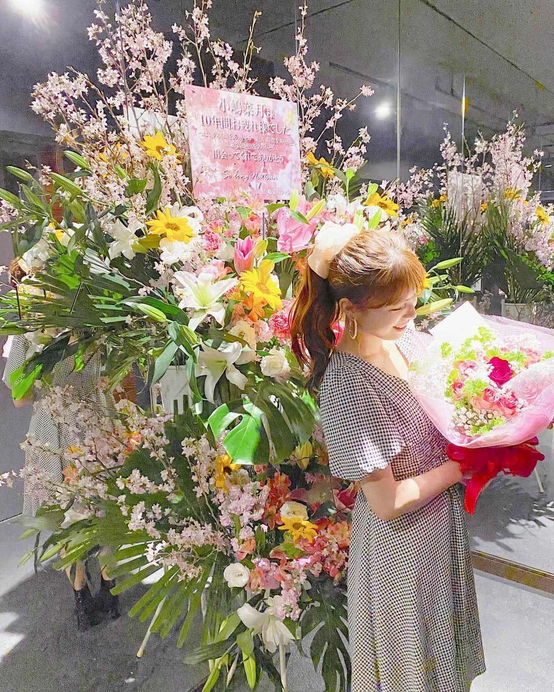 小嶋菜月さんのインスタグラム写真 - (小嶋菜月Instagram)「可愛くて素敵なお花💐 . . 昨日も可愛いフラワースタンド嬉しかったなぁ☺️ . . メッセージも素敵で感動しちゃったよー🥺❤️ . . イベントがある度に 素敵なお花をいつも用意してくださり 今まで本当にありがとうございました😭❤️ . . #お花 #フラワースタンド #本当に #ありがとう」3月28日 20時29分 - kojimanatsuki_offical