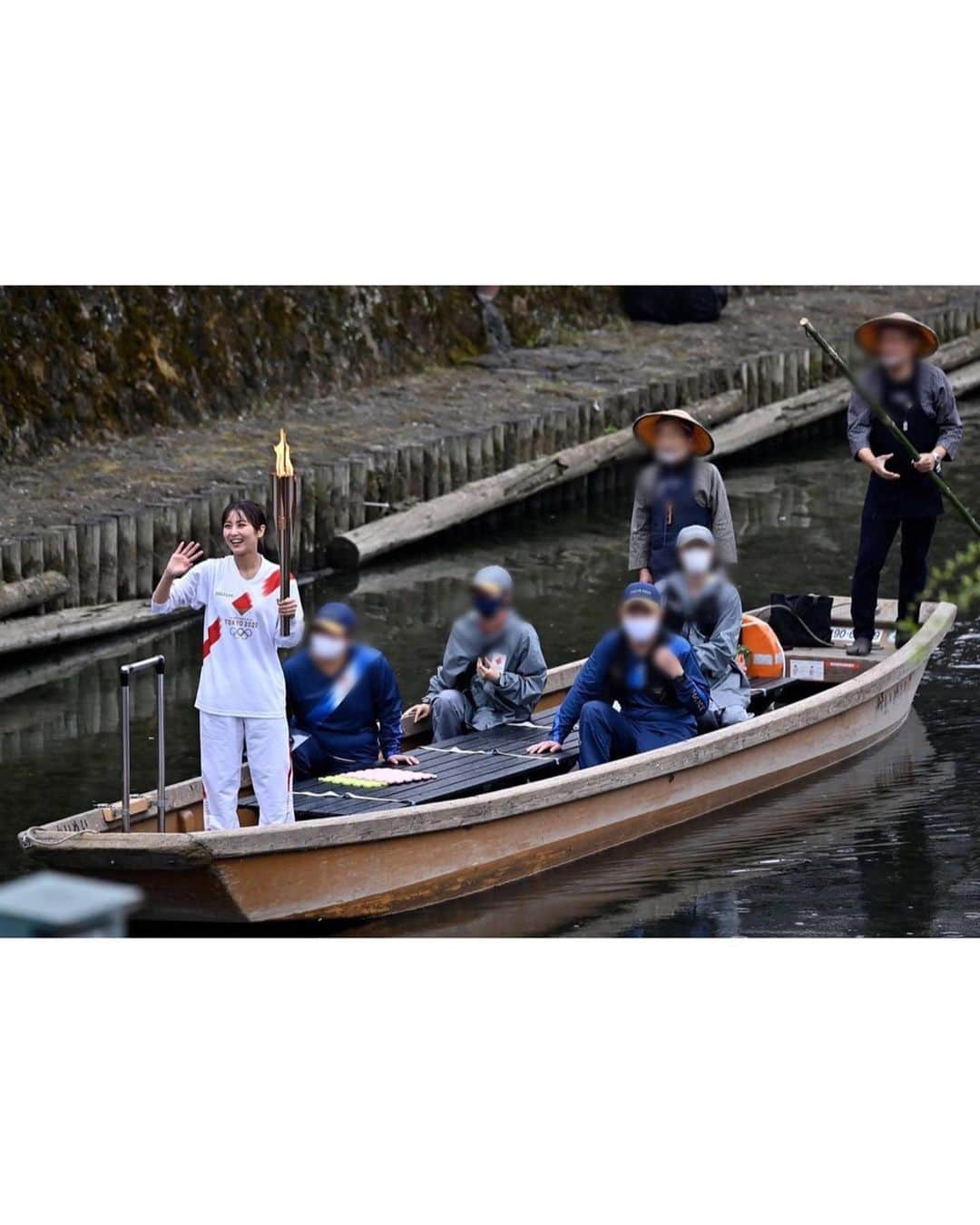 石川恋さんのインスタグラム写真 - (石川恋Instagram)「本日、私の出身地である栃木県栃木市で 聖火リレーに参加させていただきました！ 馴染みの深い巴波川の遊覧船に乗って聖火を繋ぎました。  このような状況下で様々な意見や考え方が あると思いますし、私自身も今日を迎えるまでに いろいろなことを考えましたが、 走行場所を事前にお知らせすることは避け、 出来る限りの体調管理と感染対策を尽くすことで 参加させていただくことに致しました。  そのため、昨年聖火ランナーに選んでいただけたことを 発表した時から、今日についてのアナウンスを 待っていてくださった方々や、今日偶然お会いでき、 せっかくお声をかけてくださった方々に 十分な対応が出来なかったことをとても申し訳なく思っています。 と同時に、そのような中でも 暖かく迎えてくださった栃木市の皆様と 丁寧な対応をしてくださったスタッフの皆様に、 心より感謝申し上げます。  無事に聖火を繋ぐことができ、役目を果たした今、 素直に参加できて良かった！と思っています。 始まる前は少し緊張していましたが、 船に乗って船頭さんが歌を歌ってくださったことで ほっとし、今この瞬間を笑顔で楽しもう！ と思うことができました。 大切な故郷で聖火リレーに参加させていただけた 今日のことは、きっと一生忘れることのない思い出になりました。  今はマネージャーさんが運転してくださる車で 東京に帰っている最中です。 久しぶりに帰ってくることのできた地元で 家族や友人とゆっくりすることはできませんでしたが 落ち着いたらまた、必ず帰ってきます！ それまで、引き続き皆様の大切な心と身体にご自愛くださいね。  そして約4ヶ月後、今以上に皆様の安心できる状況のもとで 東京オリンピックが開催され、 素晴らしい大会となることを心から祈っております。 改めて、今日は素敵な1日を本当にありがとうございました！  写真は伯父が素敵に撮ってくれました🌸 #Tokyo2020 #聖火リレー #みんなの聖火リレー #栃木県 #栃木市 #蔵の街 #とち介 #栃木市ふるさと大使」3月28日 20時42分 - ren_ishikawa