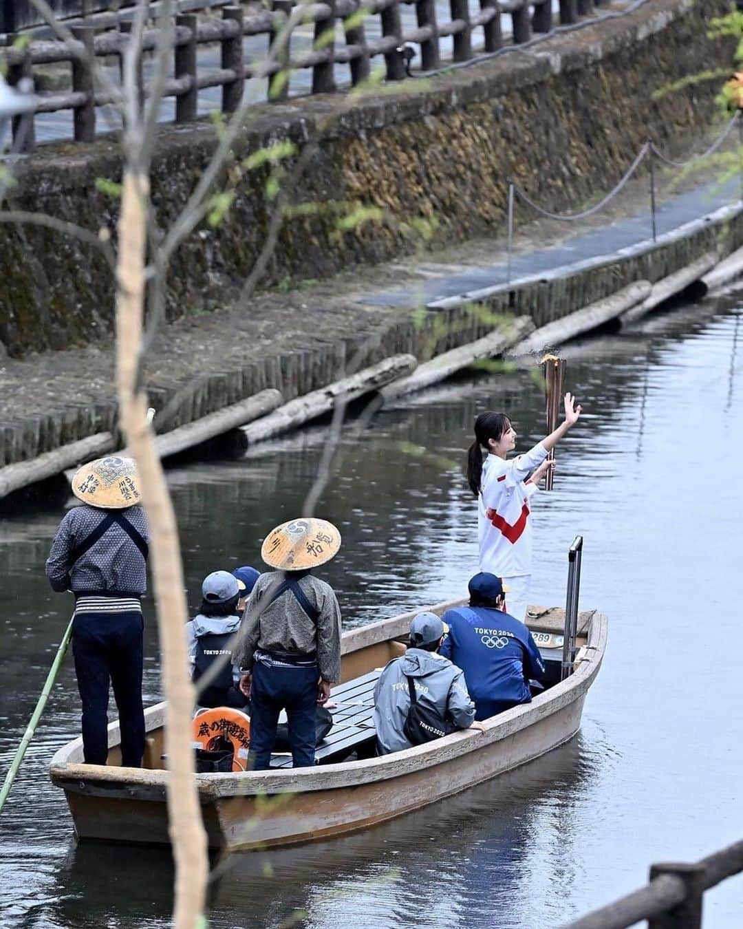 石川恋さんのインスタグラム写真 - (石川恋Instagram)「本日、私の出身地である栃木県栃木市で 聖火リレーに参加させていただきました！ 馴染みの深い巴波川の遊覧船に乗って聖火を繋ぎました。  このような状況下で様々な意見や考え方が あると思いますし、私自身も今日を迎えるまでに いろいろなことを考えましたが、 走行場所を事前にお知らせすることは避け、 出来る限りの体調管理と感染対策を尽くすことで 参加させていただくことに致しました。  そのため、昨年聖火ランナーに選んでいただけたことを 発表した時から、今日についてのアナウンスを 待っていてくださった方々や、今日偶然お会いでき、 せっかくお声をかけてくださった方々に 十分な対応が出来なかったことをとても申し訳なく思っています。 と同時に、そのような中でも 暖かく迎えてくださった栃木市の皆様と 丁寧な対応をしてくださったスタッフの皆様に、 心より感謝申し上げます。  無事に聖火を繋ぐことができ、役目を果たした今、 素直に参加できて良かった！と思っています。 始まる前は少し緊張していましたが、 船に乗って船頭さんが歌を歌ってくださったことで ほっとし、今この瞬間を笑顔で楽しもう！ と思うことができました。 大切な故郷で聖火リレーに参加させていただけた 今日のことは、きっと一生忘れることのない思い出になりました。  今はマネージャーさんが運転してくださる車で 東京に帰っている最中です。 久しぶりに帰ってくることのできた地元で 家族や友人とゆっくりすることはできませんでしたが 落ち着いたらまた、必ず帰ってきます！ それまで、引き続き皆様の大切な心と身体にご自愛くださいね。  そして約4ヶ月後、今以上に皆様の安心できる状況のもとで 東京オリンピックが開催され、 素晴らしい大会となることを心から祈っております。 改めて、今日は素敵な1日を本当にありがとうございました！  写真は伯父が素敵に撮ってくれました🌸 #Tokyo2020 #聖火リレー #みんなの聖火リレー #栃木県 #栃木市 #蔵の街 #とち介 #栃木市ふるさと大使」3月28日 20時42分 - ren_ishikawa