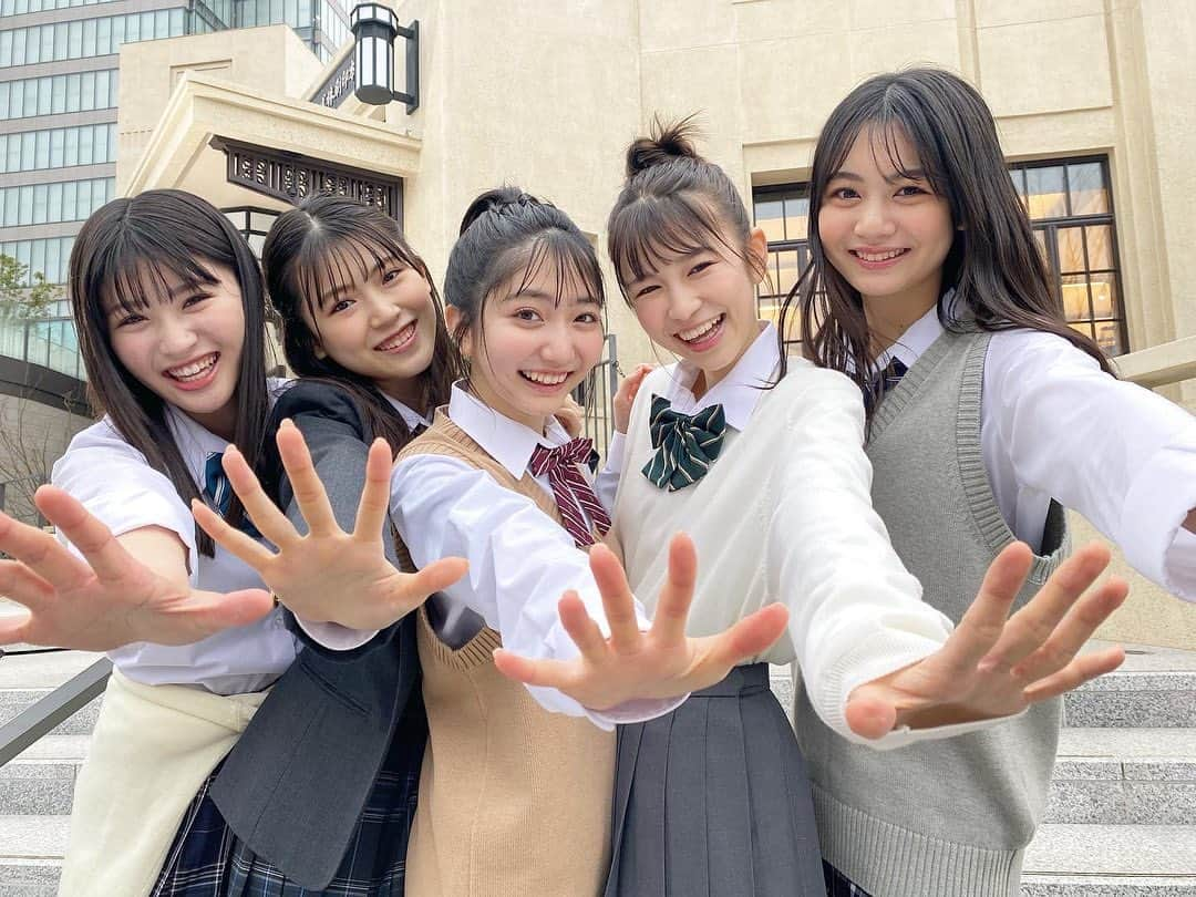 町田恵里那さんのインスタグラム写真 - (町田恵里那Instagram)「☁︎☽﻿ We are 5G！！ꉂꉂ📣﻿ ﻿ ﻿ 連載を通して﻿ みんなで色んな事に挑戦できて﻿ どんどん仲良くなれて..﻿ とっても楽しかった 〜 🤍﻿ ﻿ ｢ヤバイバル｣ から ｢5G｣ として﻿ 2年間連載を続けられて最高でした☺️﻿ ﻿ ﻿ みんな〜、﻿ 5Gの画像加工も沢山ありがとう🥰﻿ ﻿ ﻿ ﻿ ﻿ ﻿ ﻿ ﻿ #若林真帆 #小林花南 #加藤咲希 #安村真奈 #町田恵里那 #nicola #ニコラ #5g」3月28日 20時51分 - machida_erina122