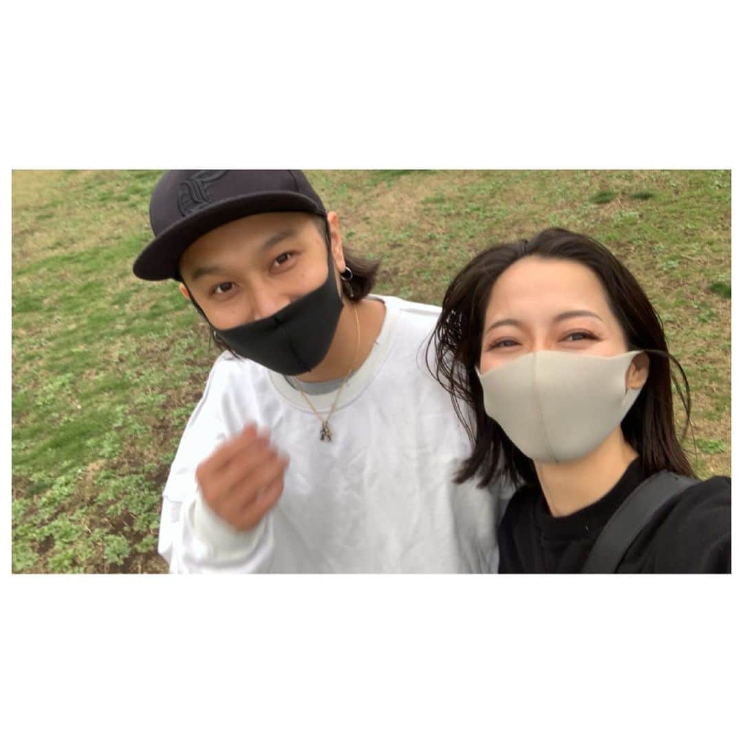 のインスタグラム：「今日はサロンワークでしたが、帰宅時間も想定外に早かったし、雨も上がったから帰宅した足でそのまま🚲のって桜を見に行ってきた🌸。 ・ 桜をしっぽり見るってよりは、息子達と鬼ごっこをして終わりました。👹 ・ 笑顔が溢れる息子達や、パパをみて私も幸せが漲った😊。 大好きって何回伝えても足りないくらい大好き。。😏 育児にイライラしてたまらない日もありますが、、、 今日みたいな一日がまた気持ちをリセットしてくれる😊。 数少ない家族時間がたまらなく幸せです。 ・ #5歳6歳兄弟 #年子兄弟 #今井家が最強に大好き」