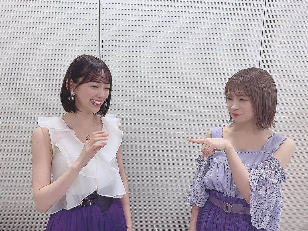 秋元真夏さんのインスタグラム写真 - (秋元真夏Instagram)「.  未央奈卒業おめでとう🌸 バレッタで選抜で一緒に  MV撮った時のこと今でも覚えてる☺️  特に月の大きさ🌙  後輩だけどしっかりしてて 私をいつも正してくれて 笑いのツボが似てるから 2人でもよく笑ってて 未央奈と一緒の仕事大好きだったなぁ  隣に未央奈がいると安心した☺️  卒業しても仲良くしてね🥺 私誘えないタイプだから… 誘ってね🥺🥺🥺笑  これからの道も応援してるよ🦋  #未央奈卒業おめでとう」3月28日 21時18分 - manatsu.akimoto_official