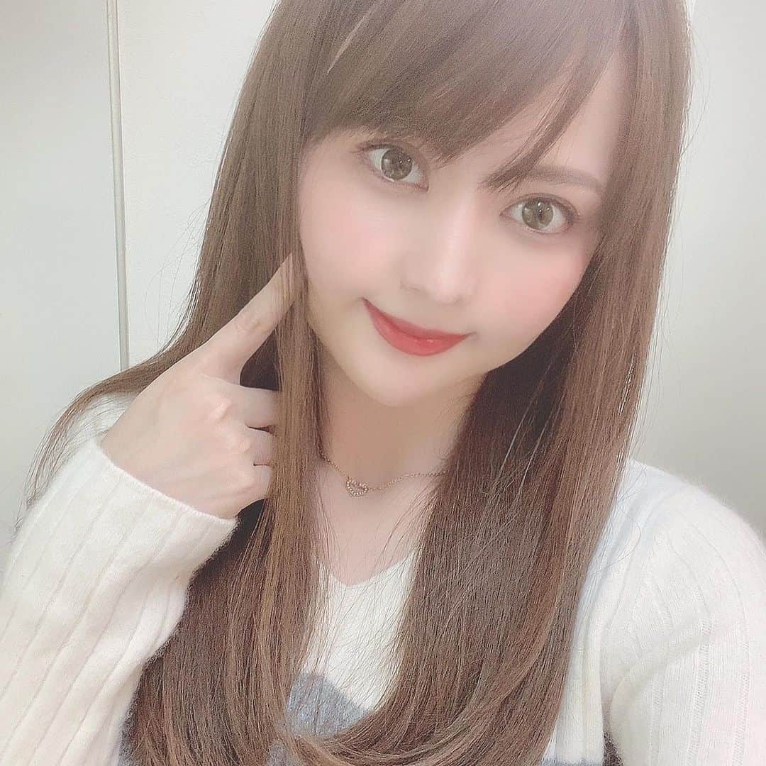 望月美穂のインスタグラム：「﻿ ﻿ #aclinicで#小松塁 先生 @dr.komatsu_rui に Aスレッドをしてもらいました♡﻿ ﻿ たるみが気になってきたので久しぶりにメンテナンス✨✨﻿ ﻿ 入れた直後から腫れないし、顔が一回り小さくなりました！﻿ たるみも引き上がってすっきり💓💓﻿ もったりした感じがなくなりました✨﻿ もうAスレッドなしでは生きていけないー🥺💓💓﻿ ﻿ 先生のカウンセリングは丁寧でとても優しいので安心してお任せできます💭﻿ ﻿ 次はまたアイドルチークやりたいなぁ♡﻿ ﻿ ﻿ ﻿ #aスレッド #糸リフト #aclinic #aclinic銀座 #aclinic横浜 #aクリニック #美容 #小顔 #美肌 #リフトアップ #美容外科 #美容皮膚科 #美容クリニック」