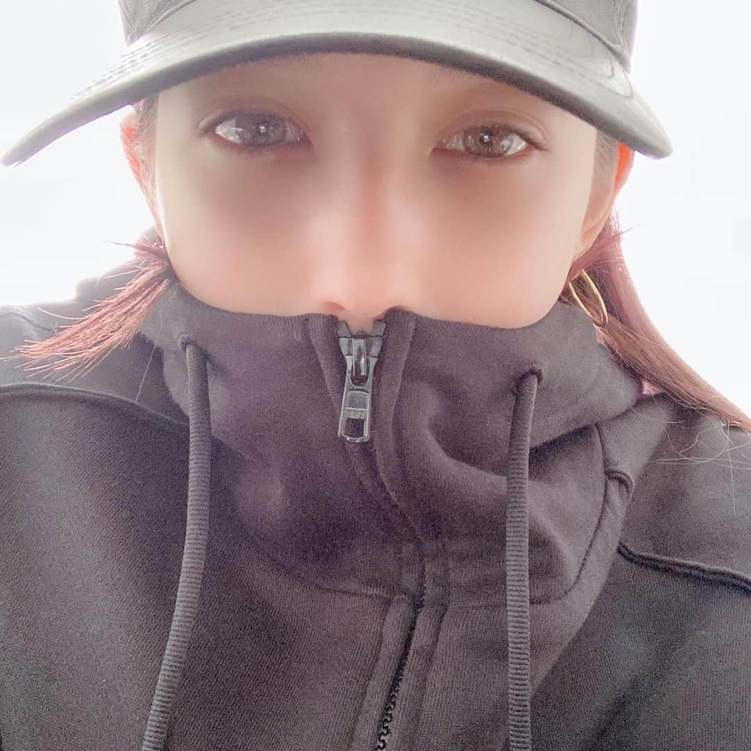 のインスタグラム：「♡♡♡ · · · パーカの端っこが鼻の穴に入りたがってますね〜」